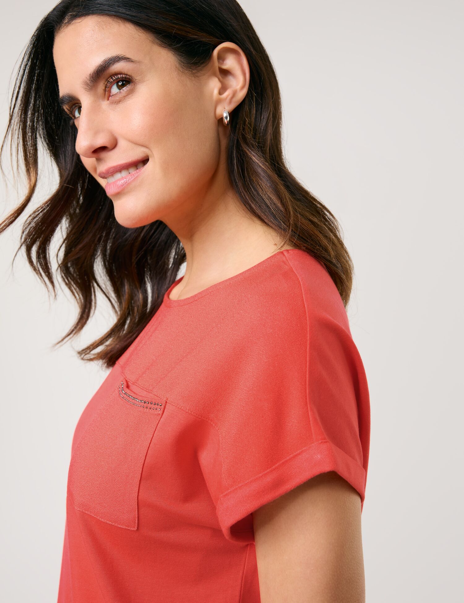 Kurzarmshirt mit Material-Patch und Ziersteinchen