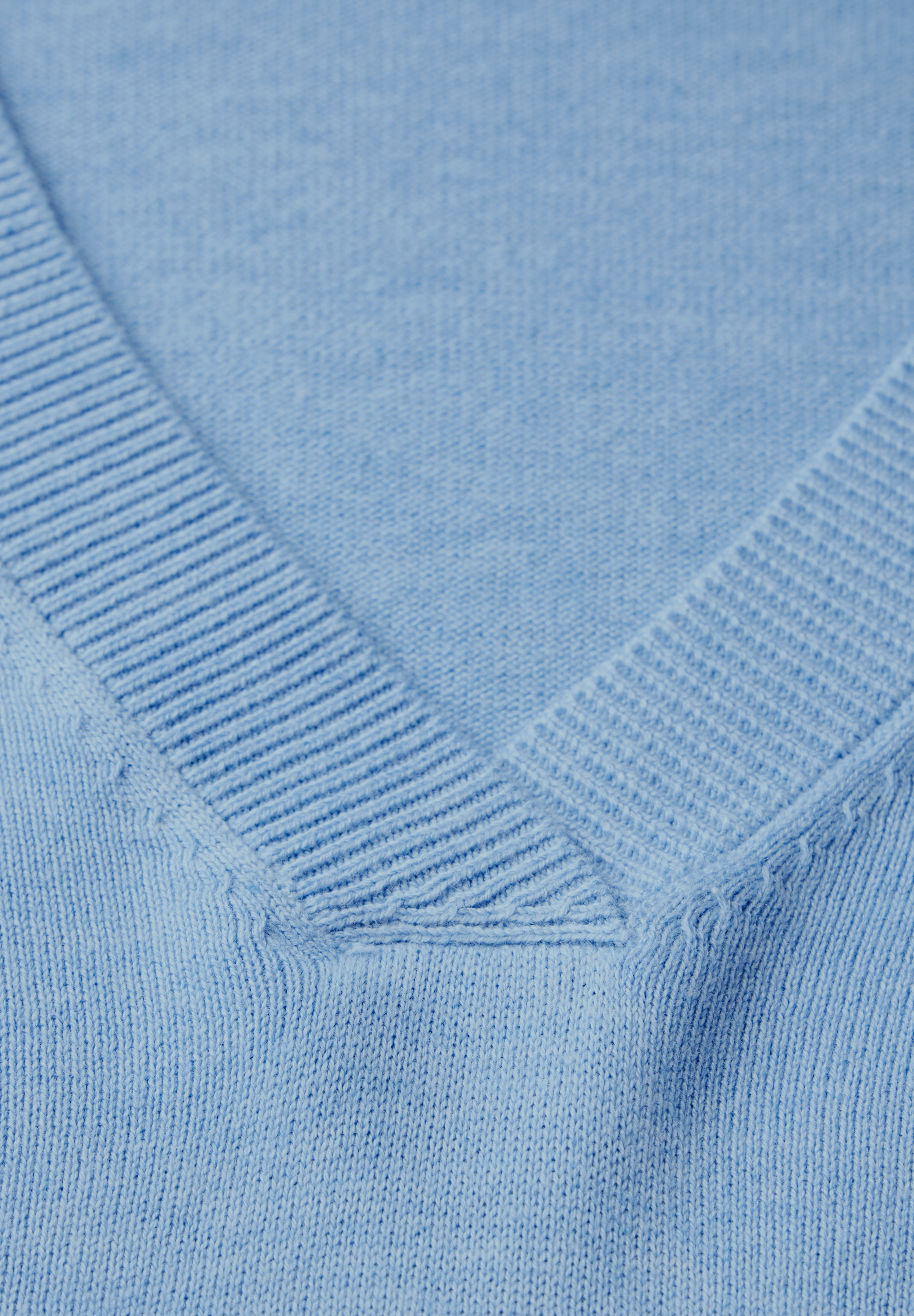 V-Neck Pullover