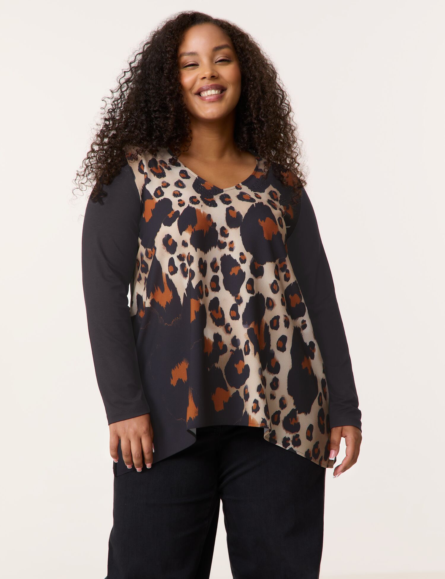 Ausgestelltes Langarmshirt mit Leo-Print