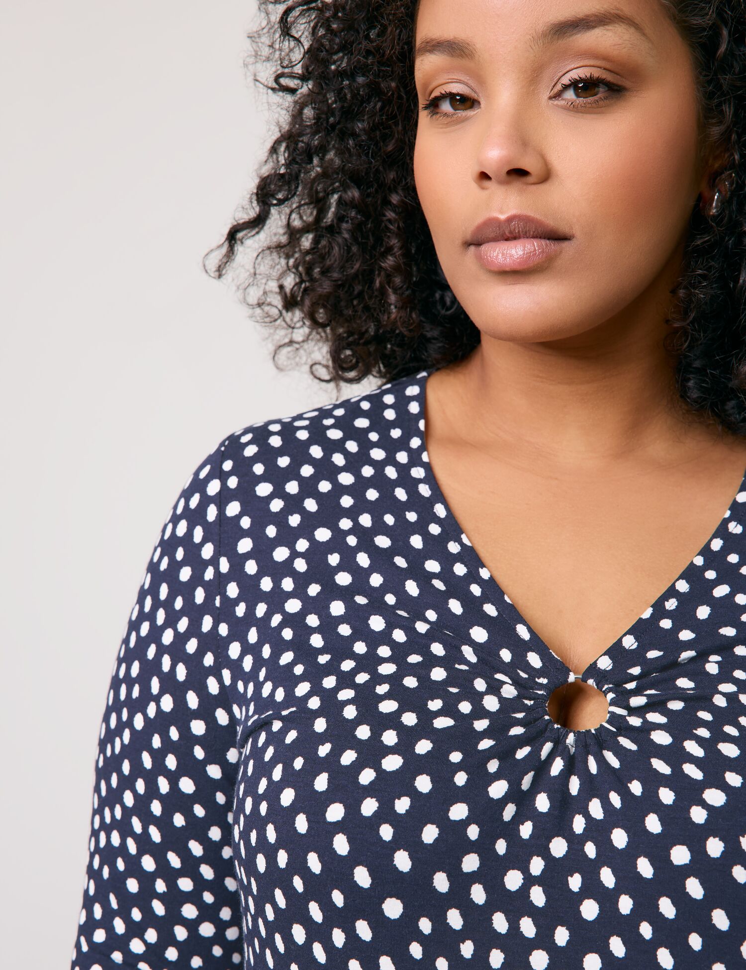 Gepunktetes Halbarmshirt mit Zierring