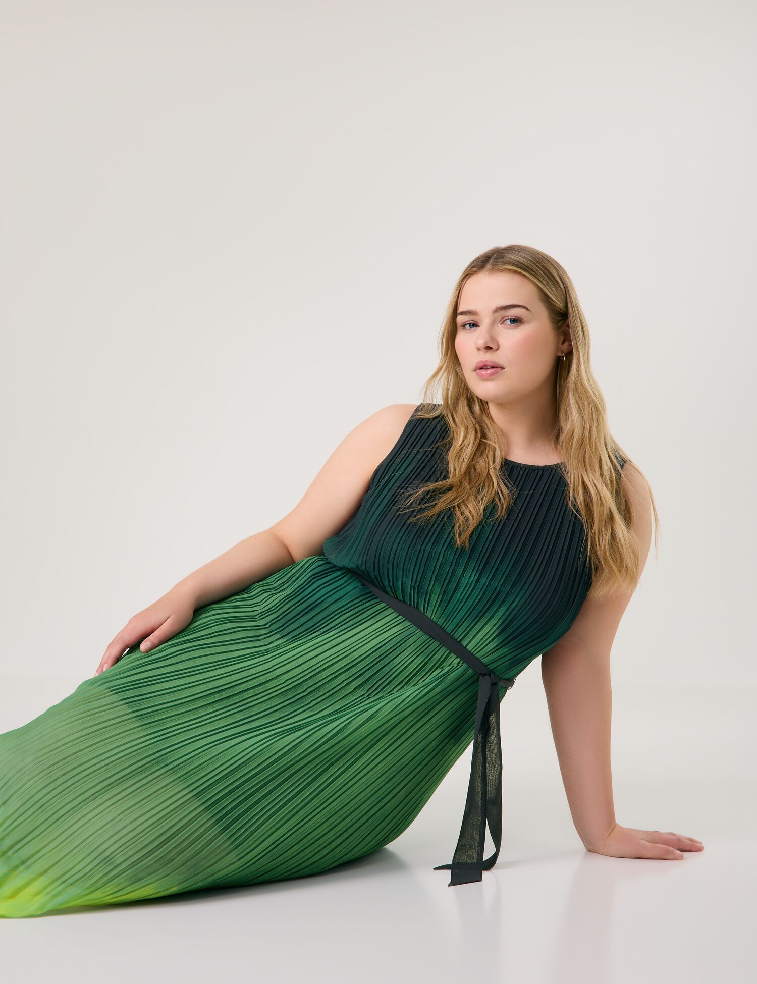 Ärmelloses Plisseekleid mit Farbverlauf