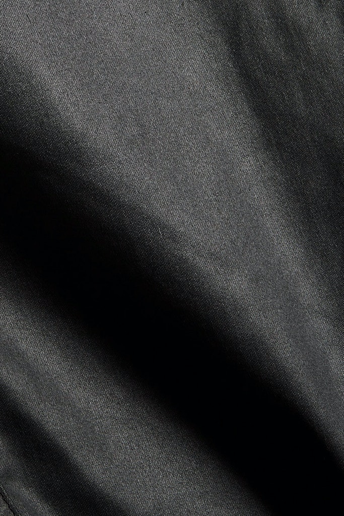 Beschichtete Hose mit Zippern