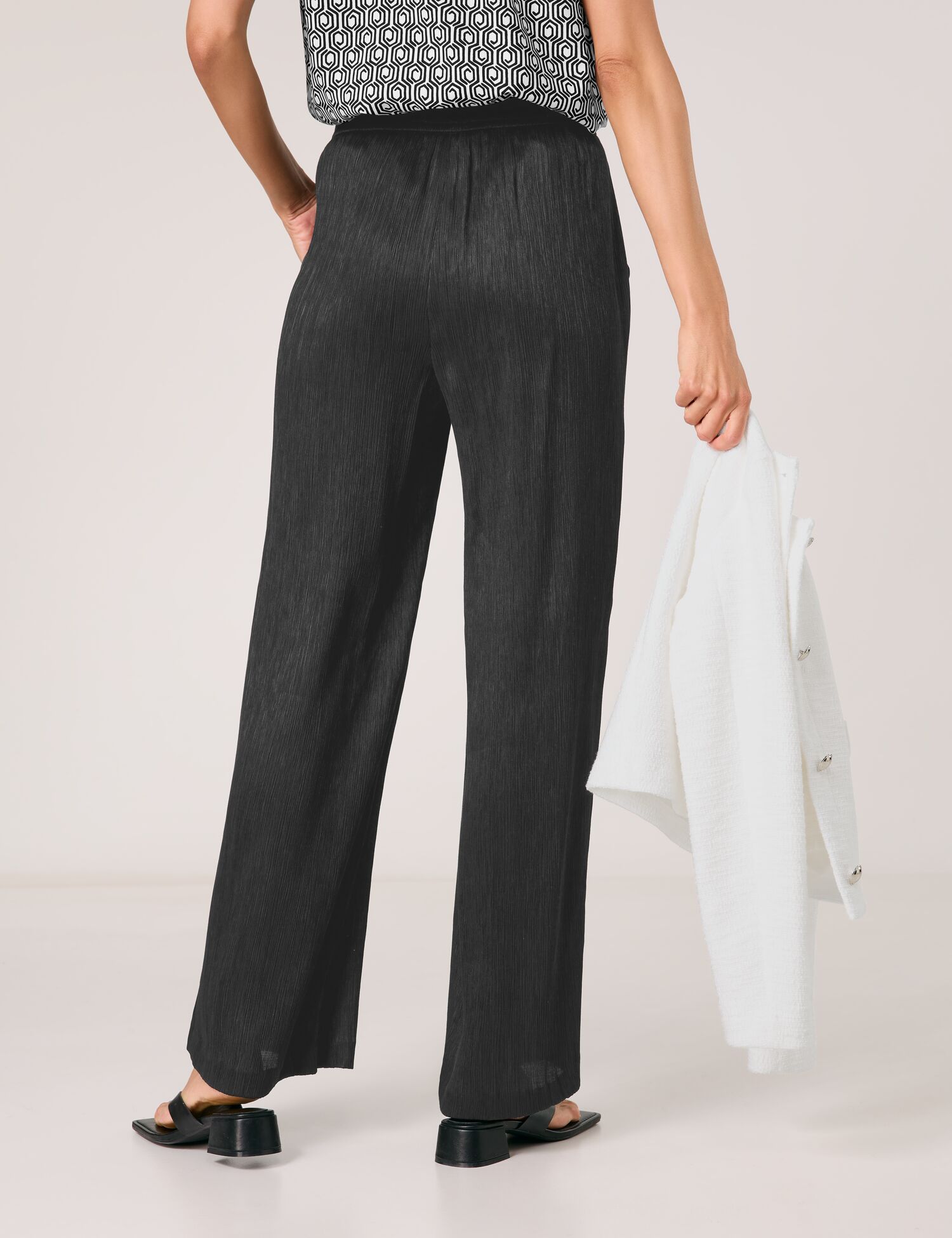 Fließende Schlupfhose mit Crinkle-Effekt