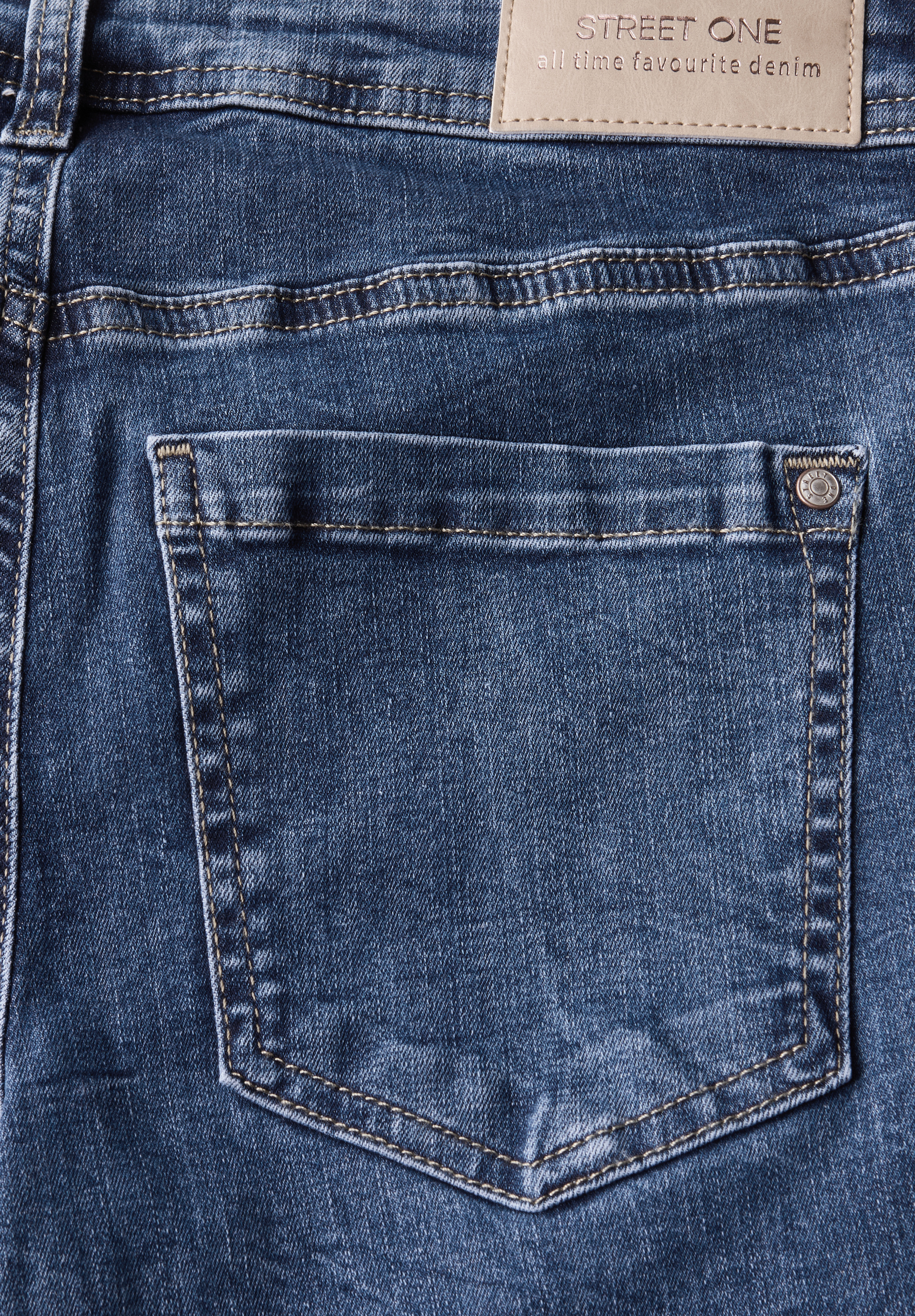 Jeans mit Destroyed Details