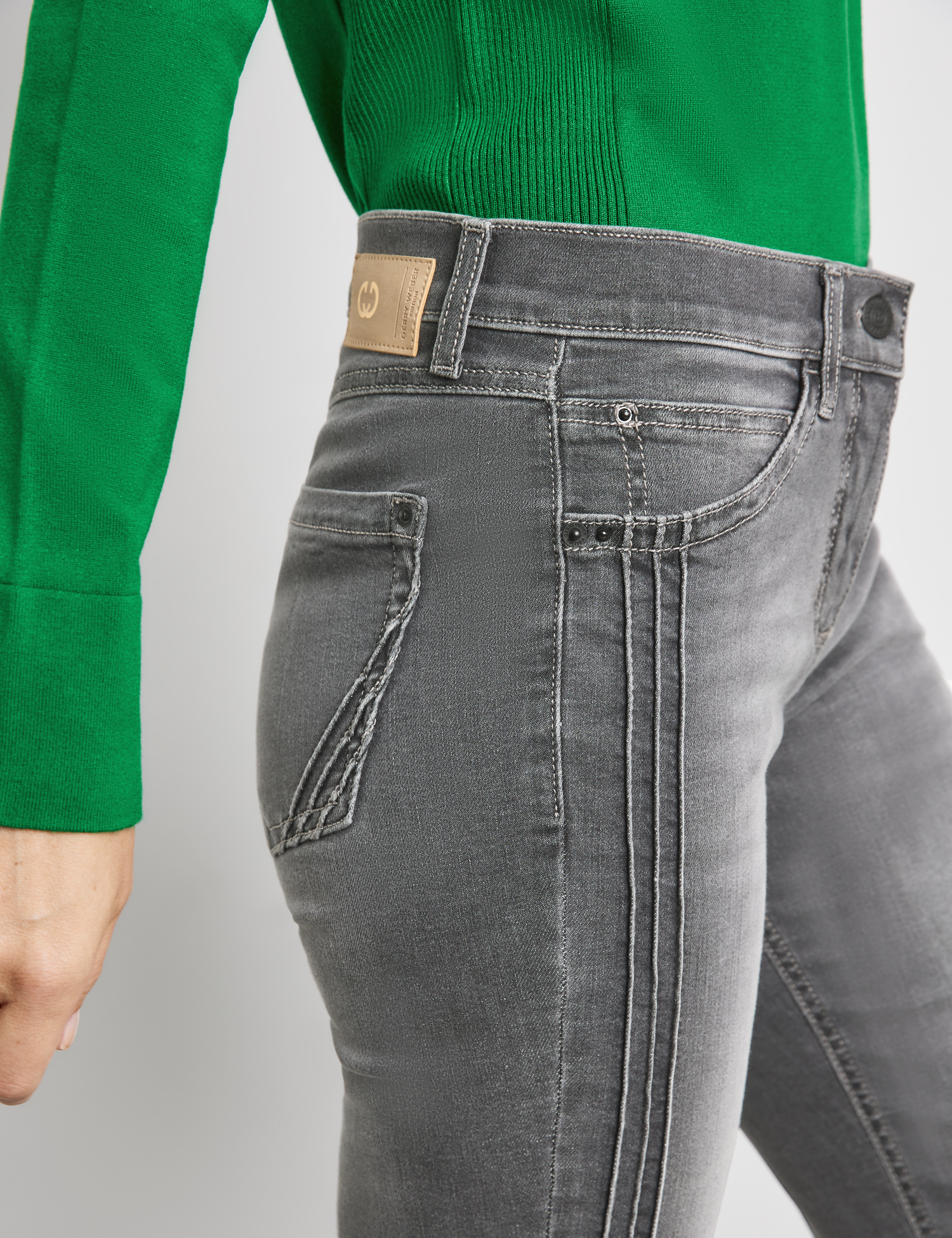 7/8 Jeans mit Washed-Out-Effekt und dekorativen Biesen