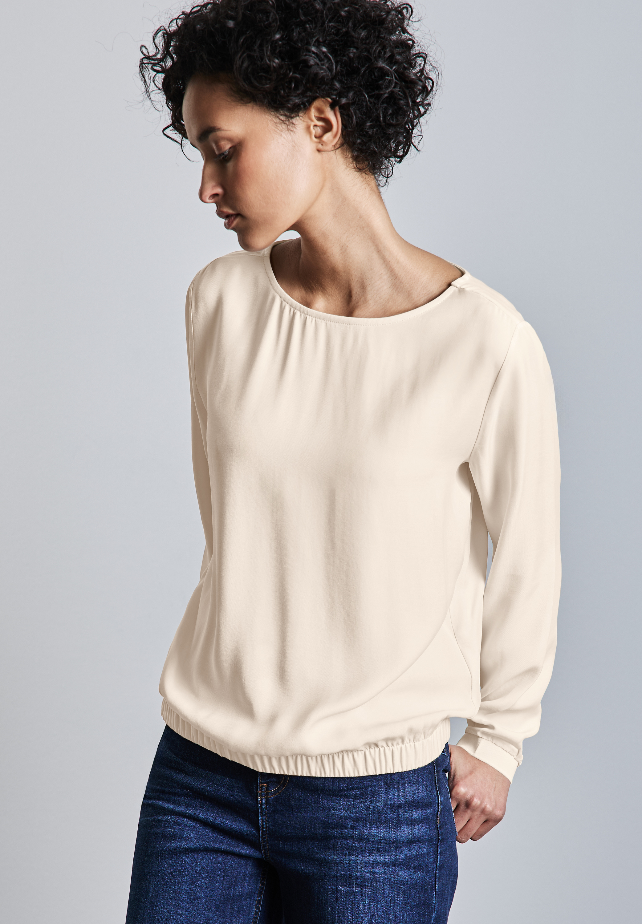 Bluse mit gerafftem Saum Bluse mit gerafftem Saum
