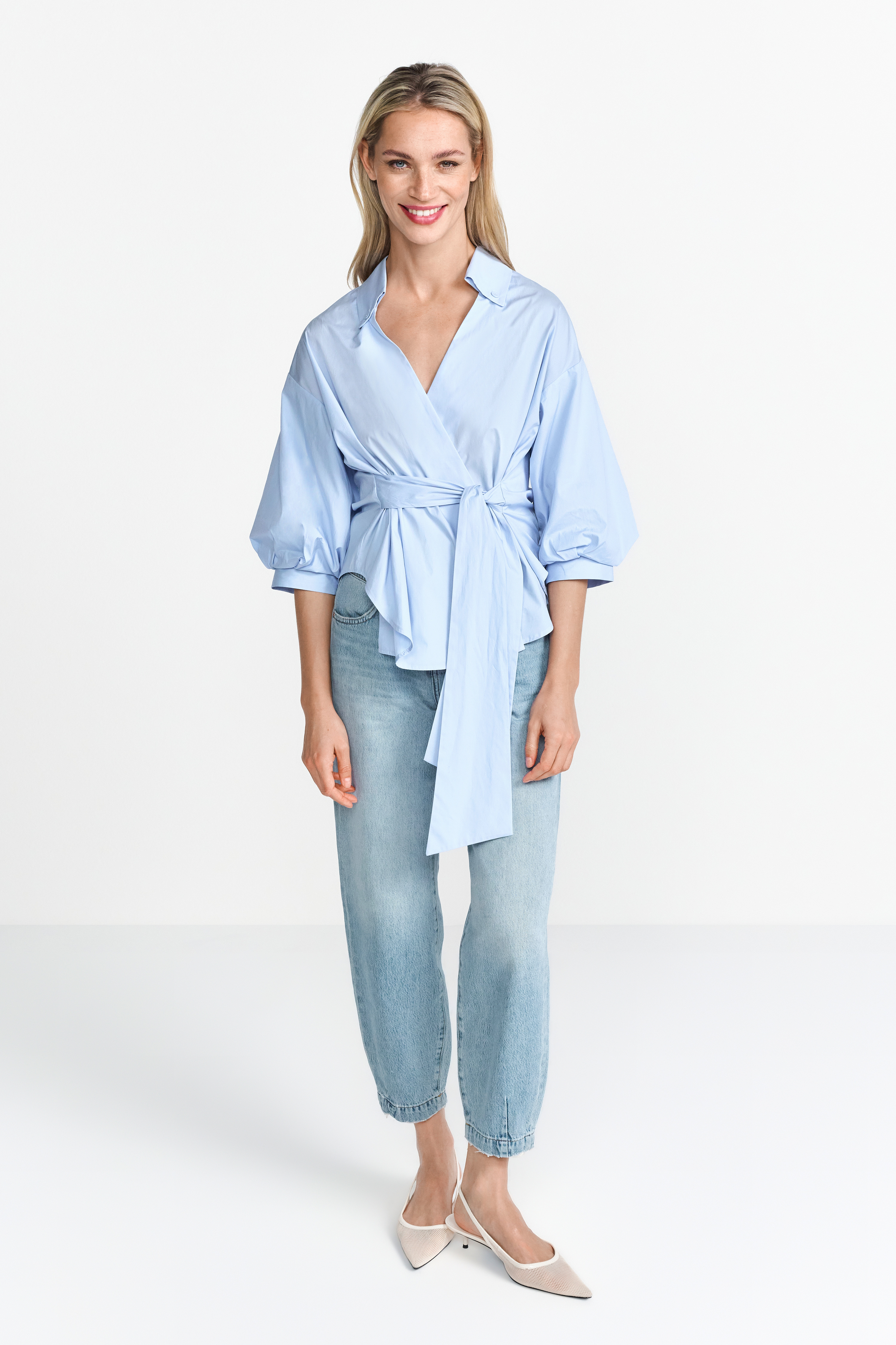 Blouse with puffed sleeves