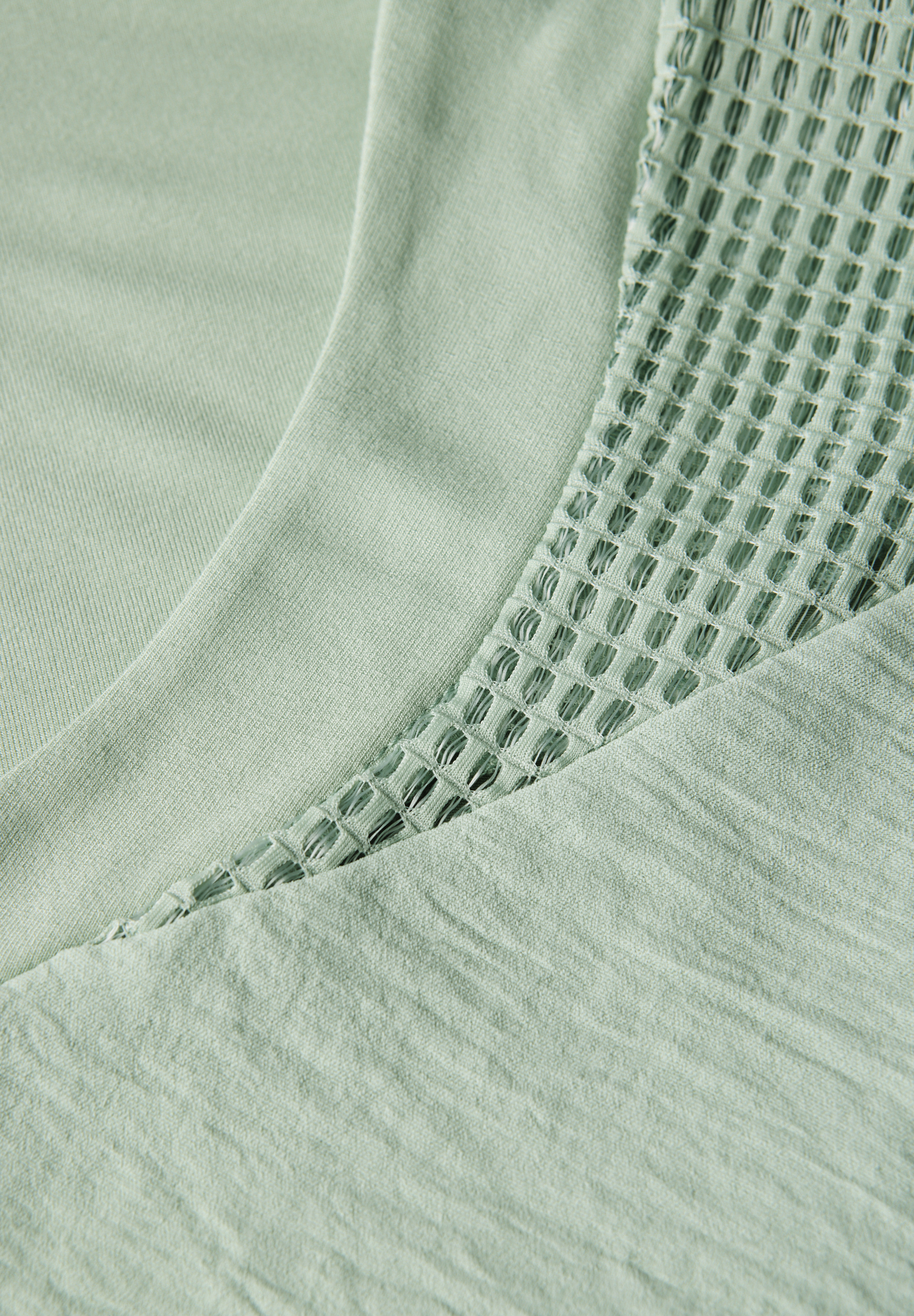 Top mit Mesh-Details