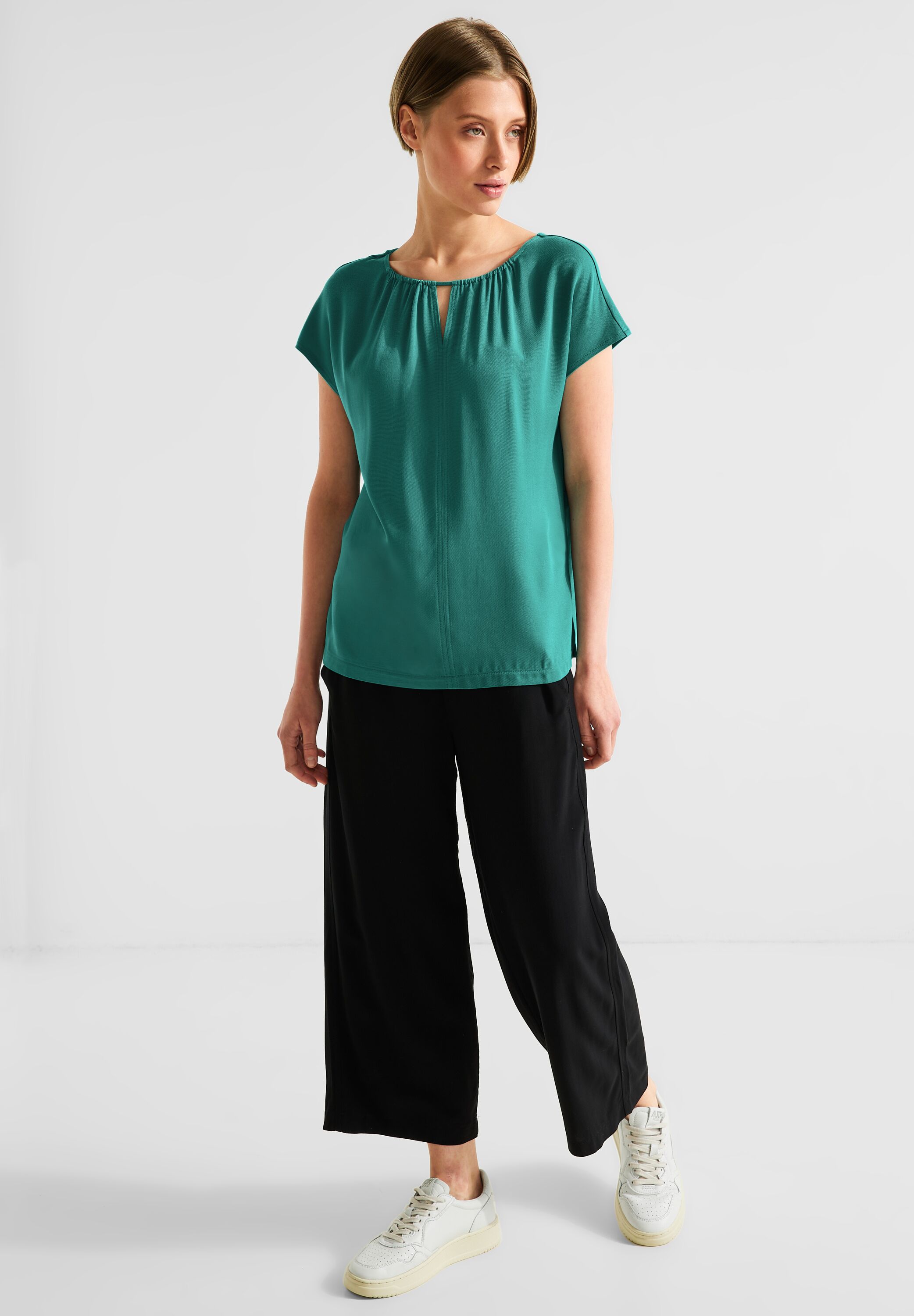 Materialmixshirt mit Cut-Out