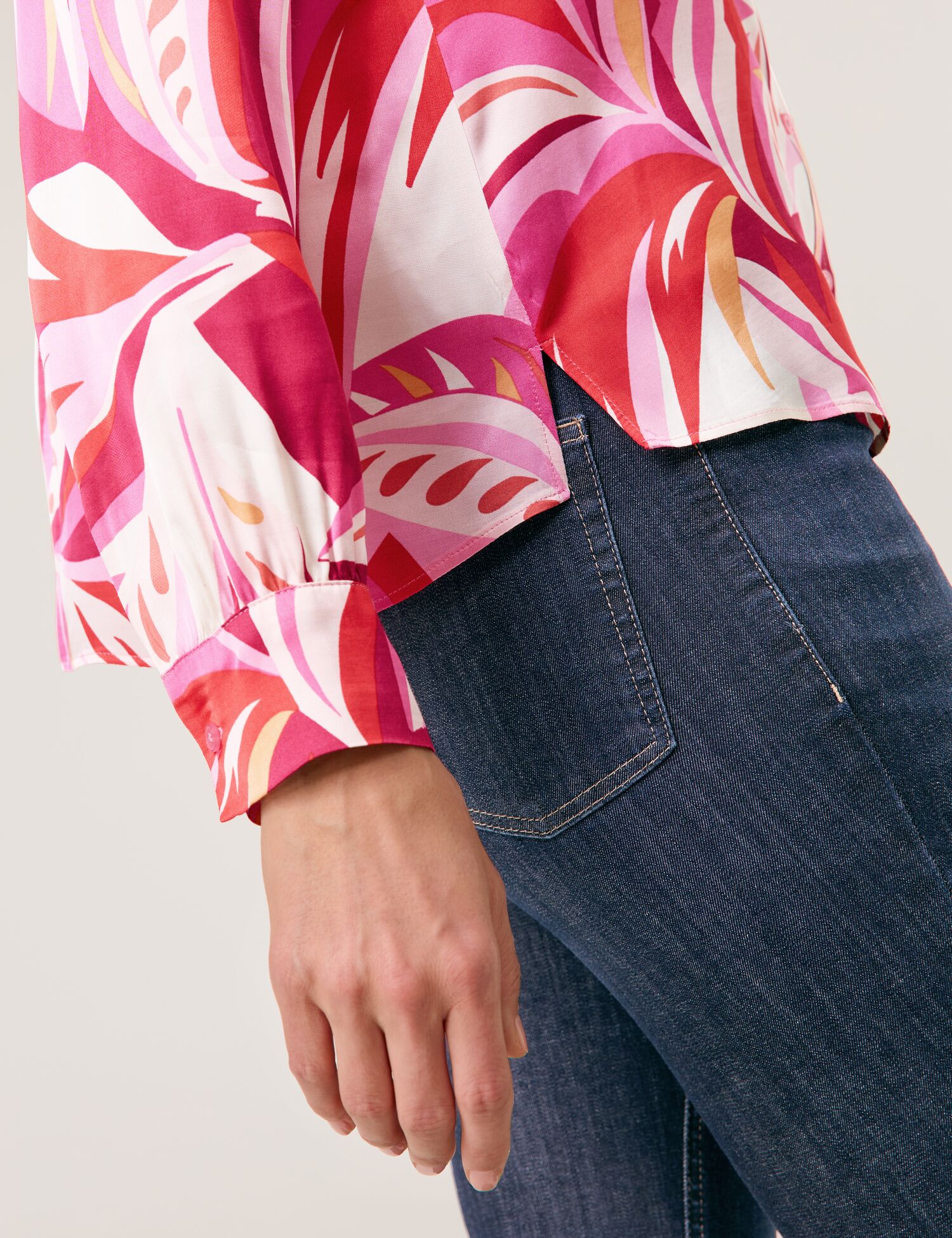 Satinierte Bluse mit floralem Dessin