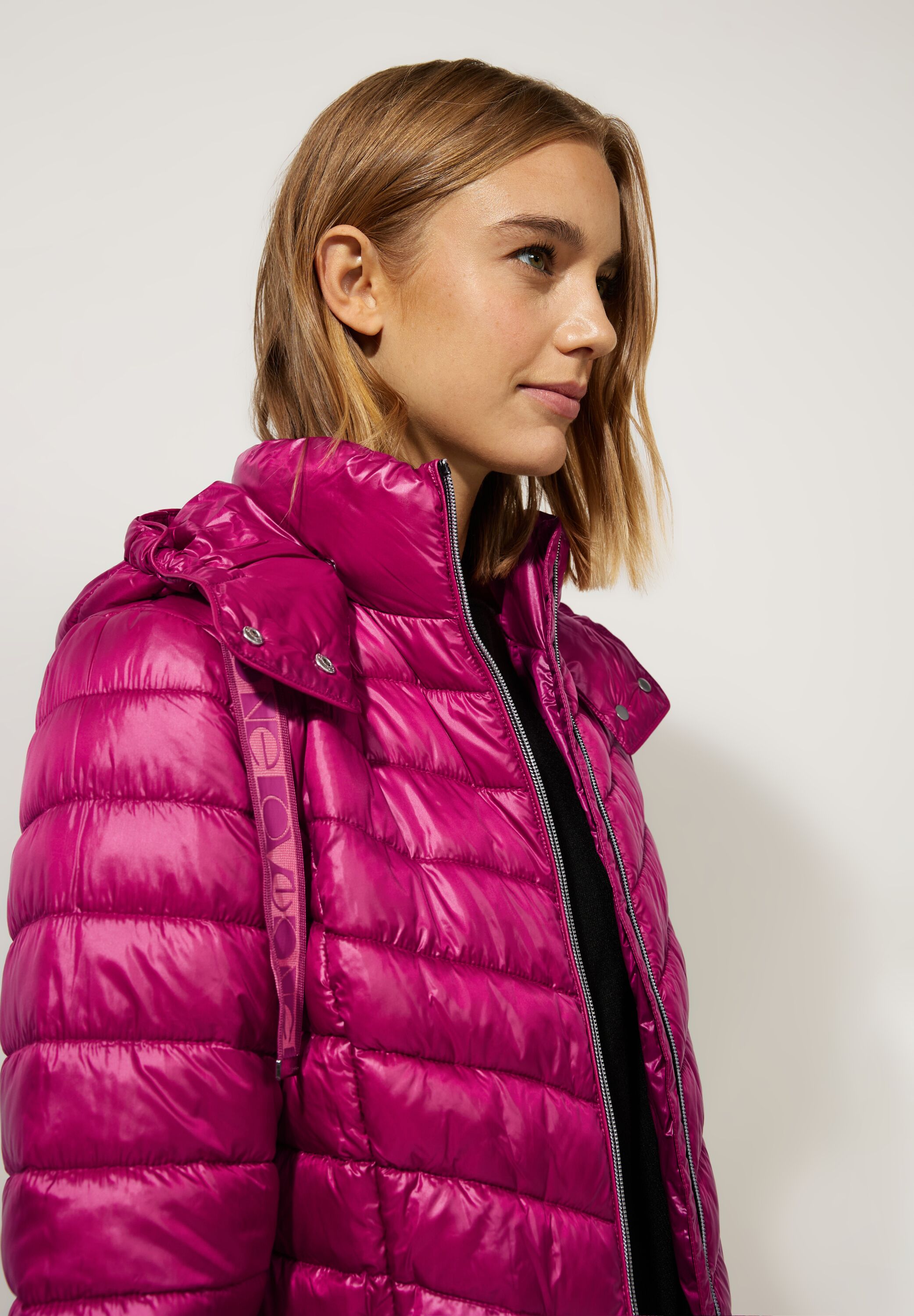 Kurze Steppjacke mit Kapuze