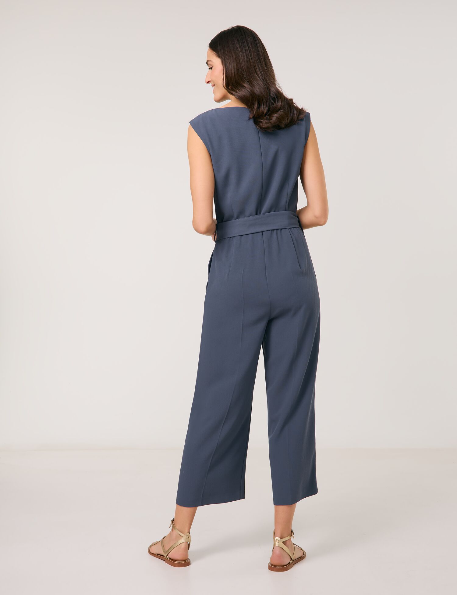 Fließender Jumpsuit mit Bindegürtel