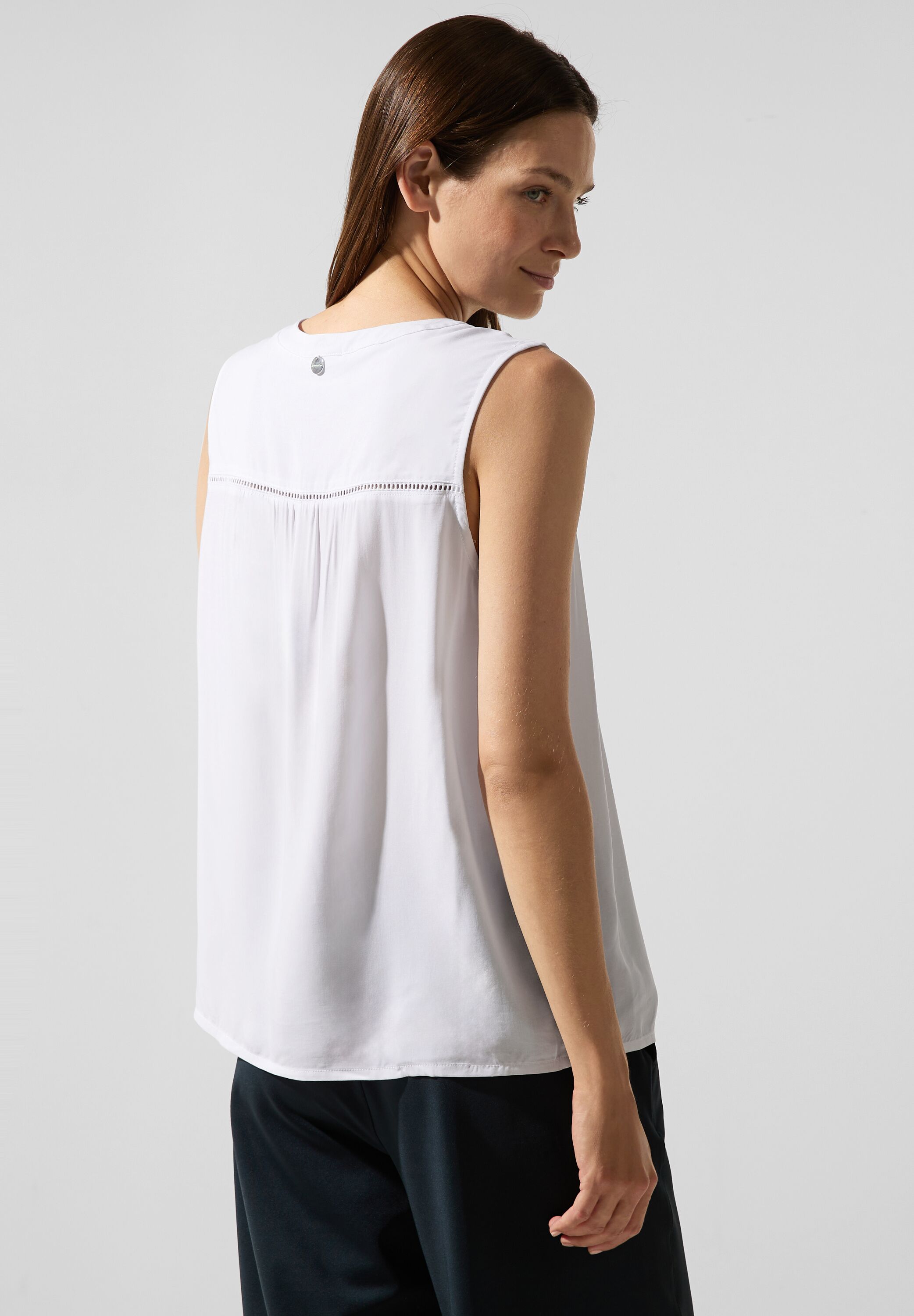Viskosebluse mit Häkeldetail