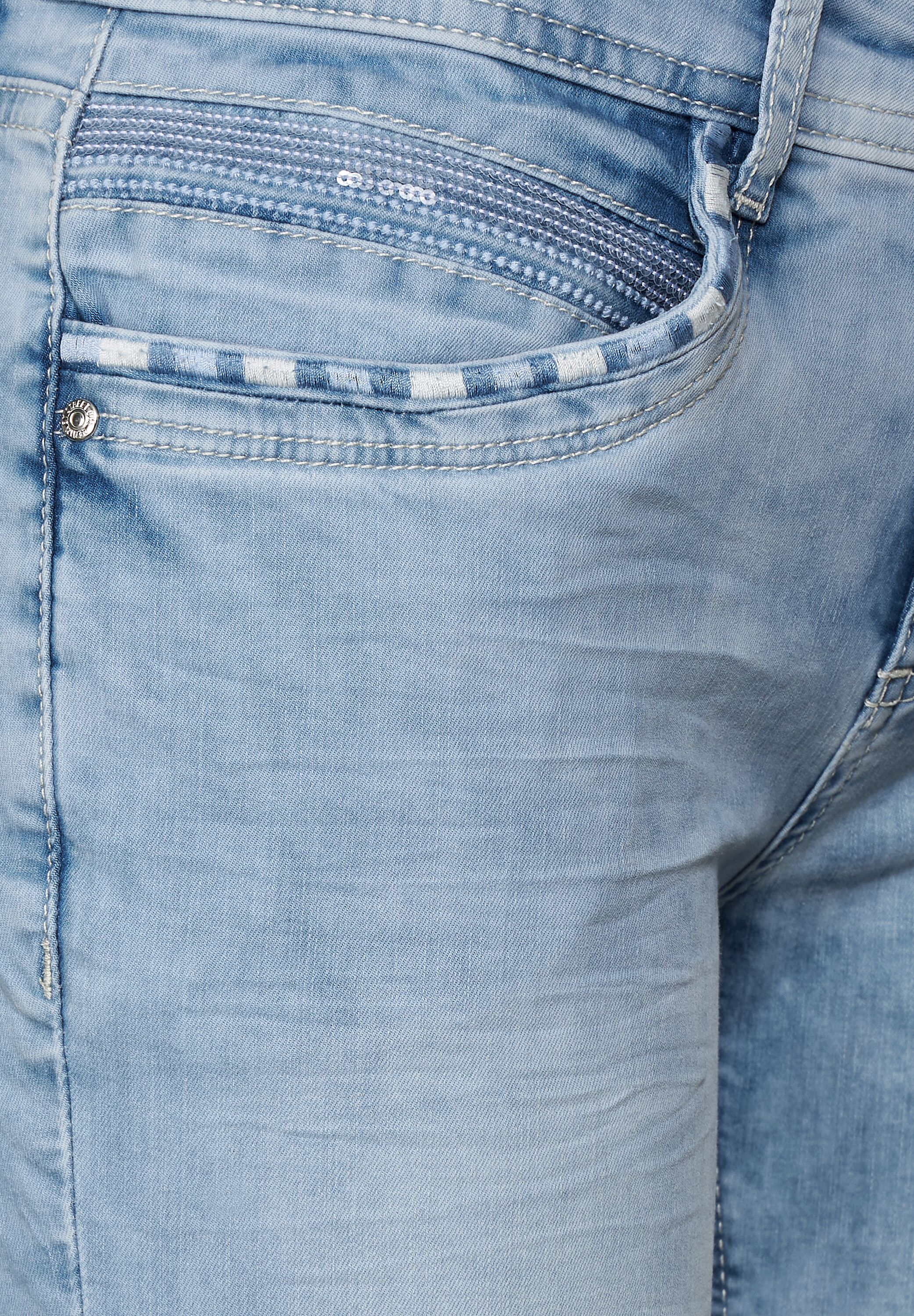 Casual Fit Jeans mit Stretch