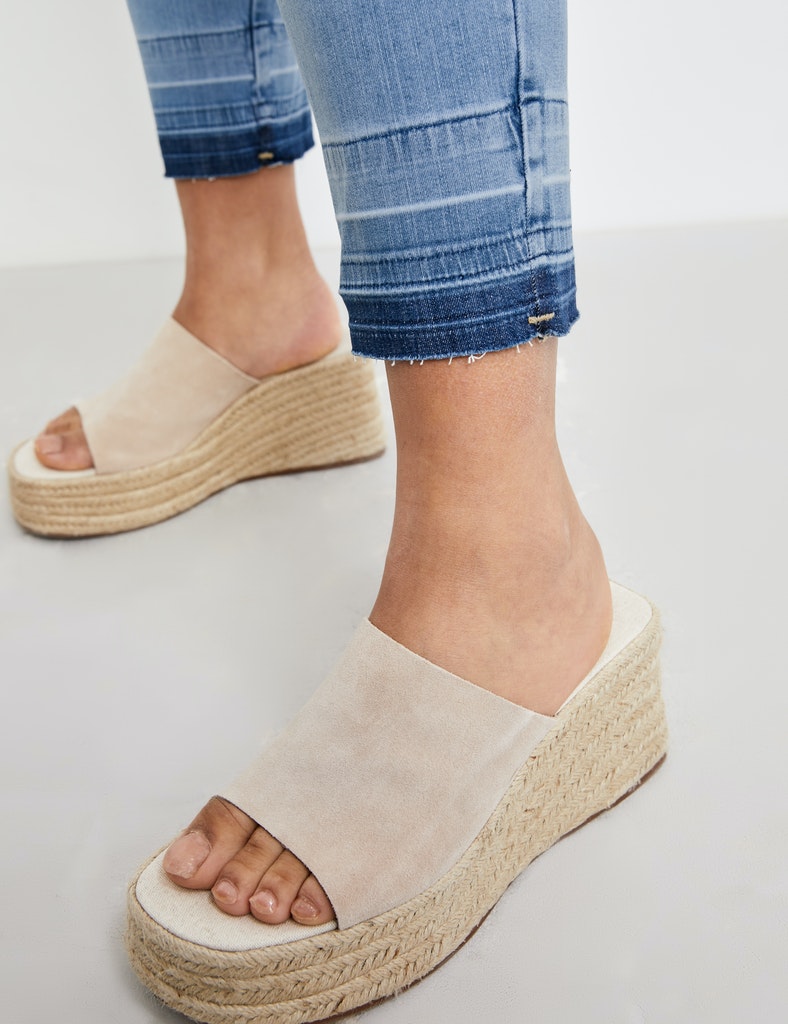 7/8 Betty Jeans mit ausgefransten Säumen