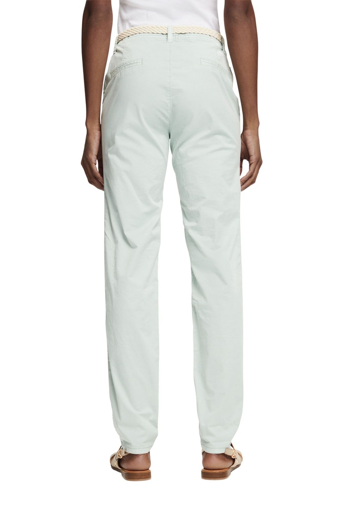 Chino mit geflochtenem Gürtel