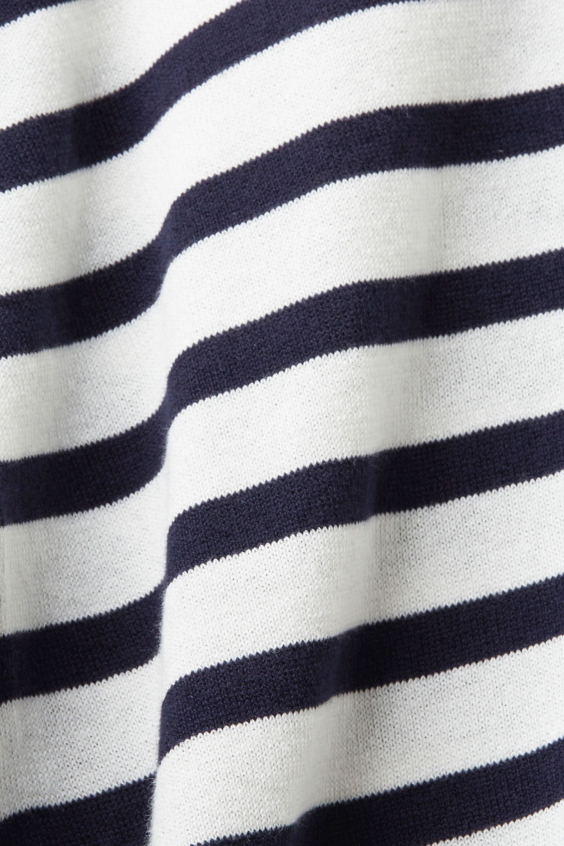 Gestreifter Pullover mit V-Ausschnitt