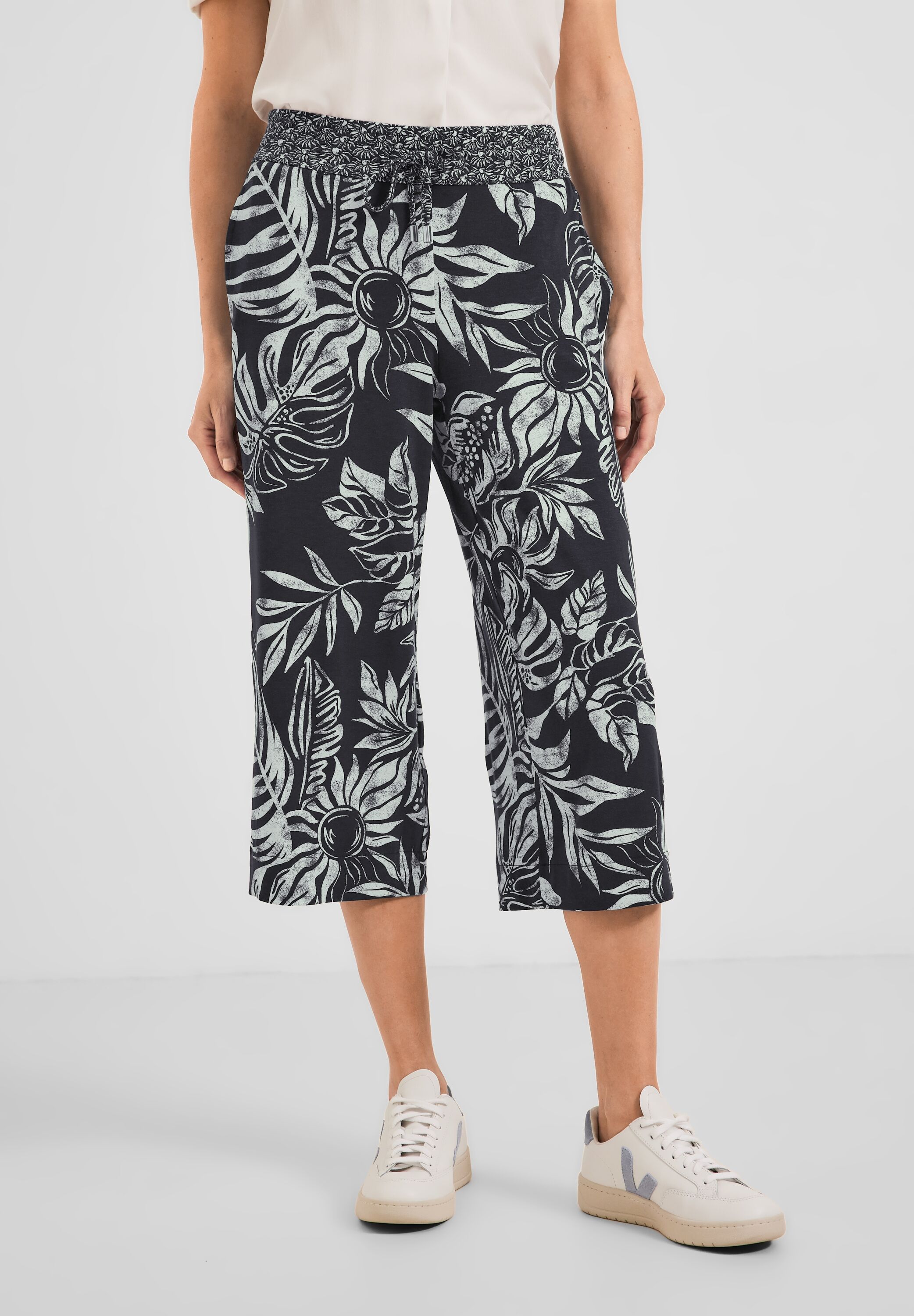Casual Fit Hose
