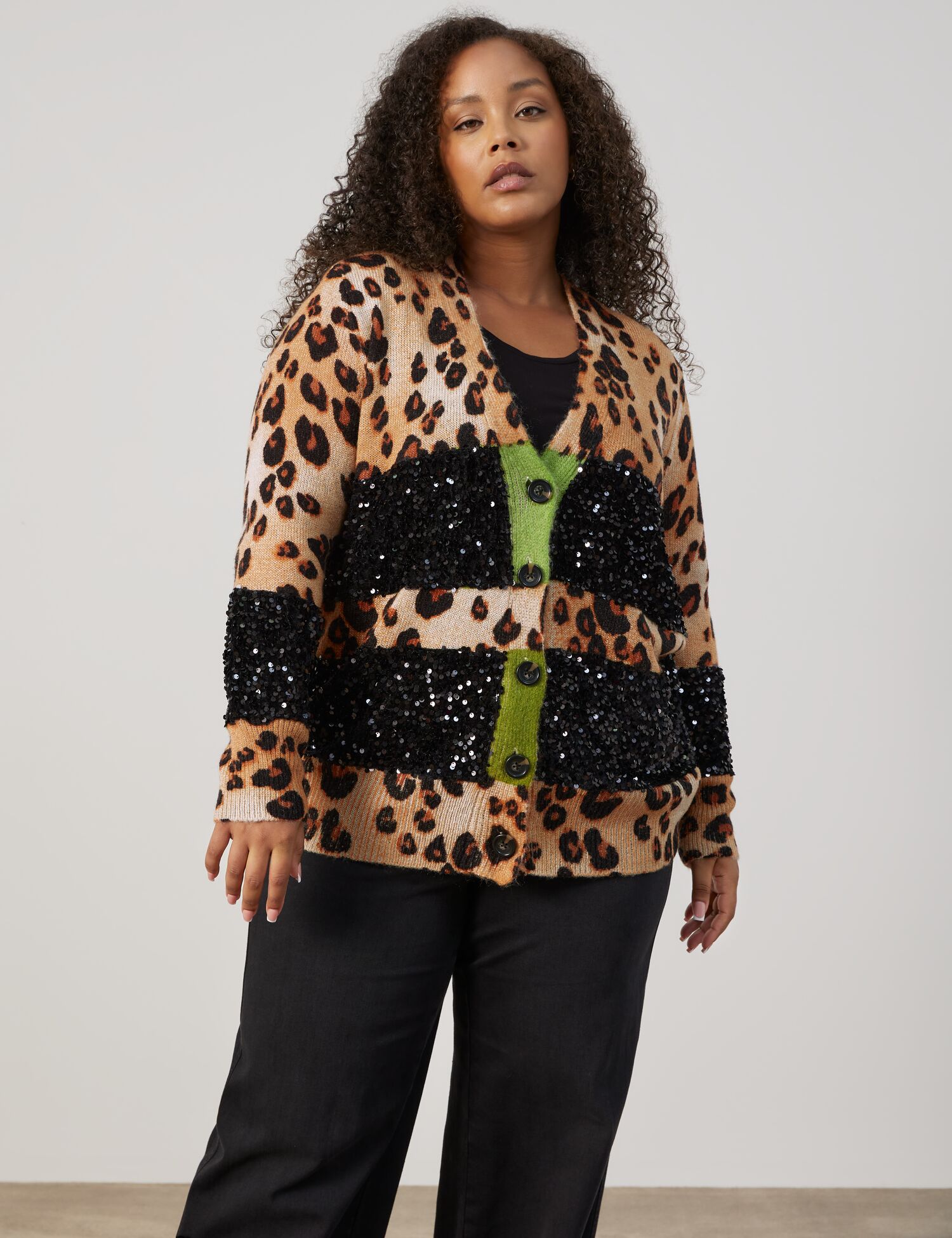 Strickjacke mit Leo-Print und Pailletten