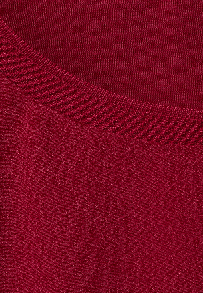 T-Shirt im Materialmix