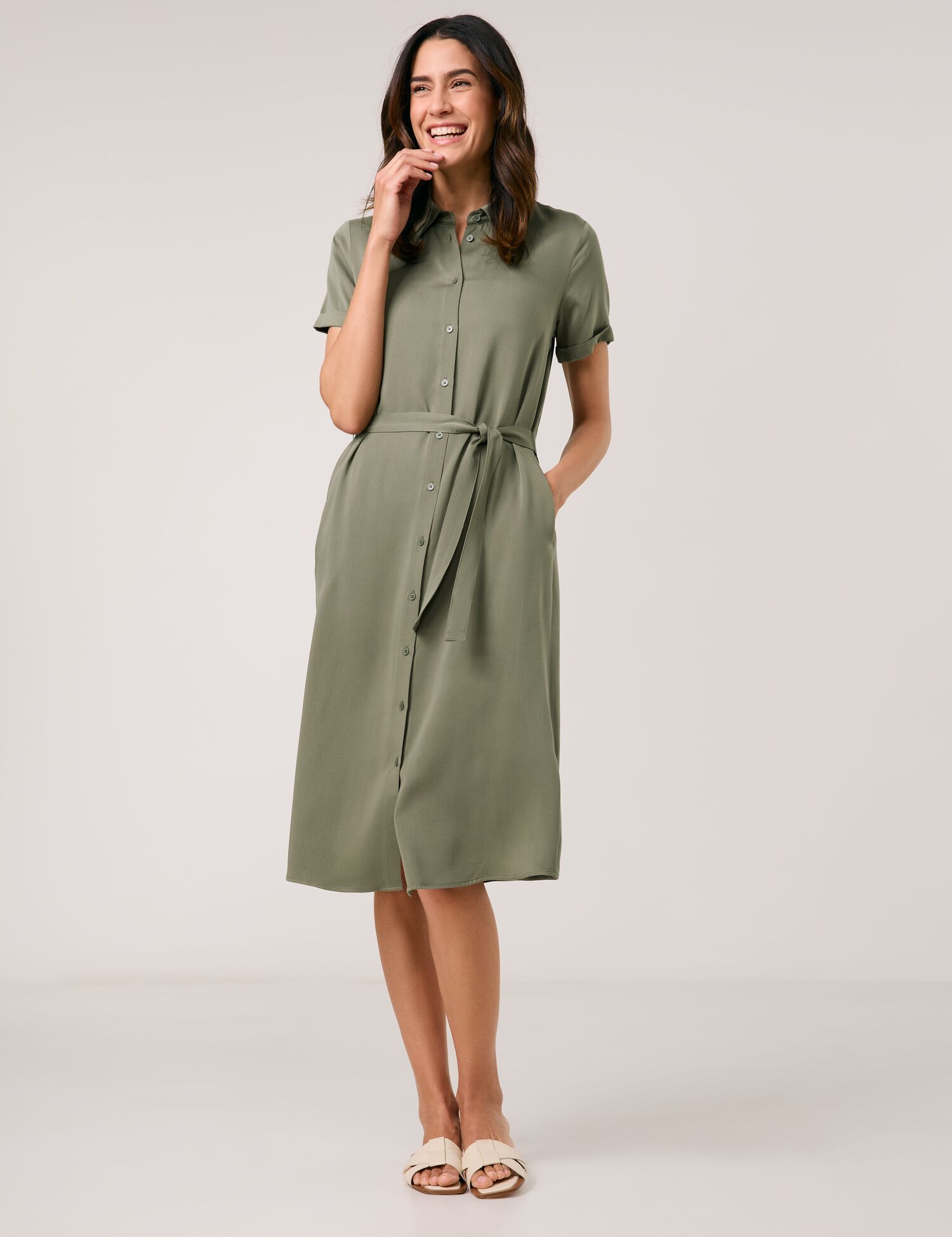 Fließendes Blusenkleid mit Taillenband