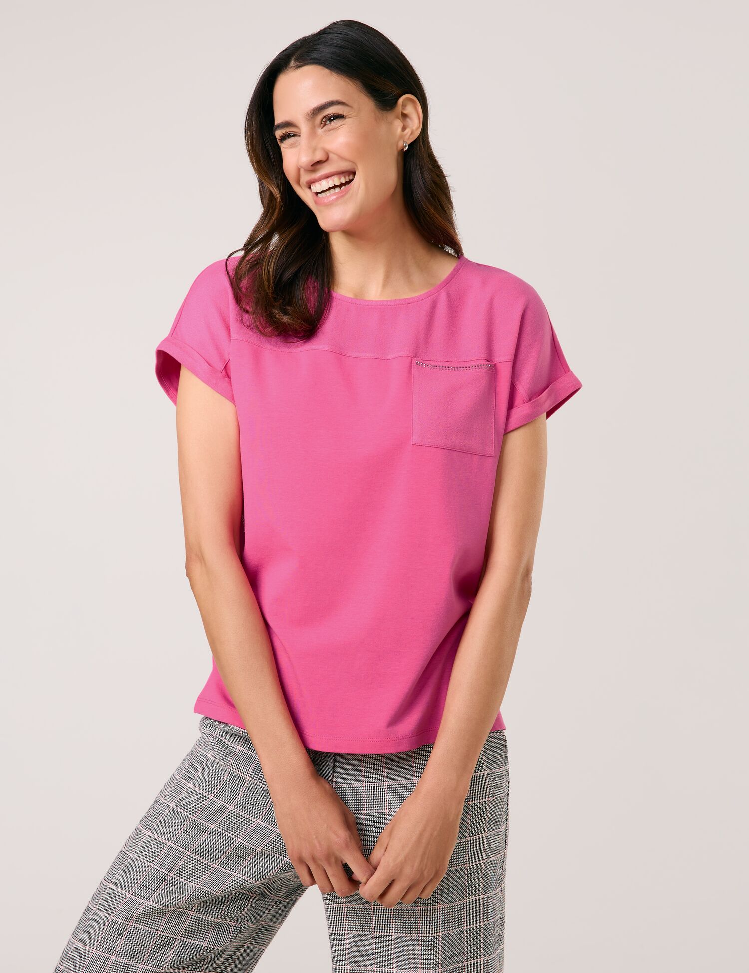 Kurzarmshirt mit Material-Patch und Ziersteinchen