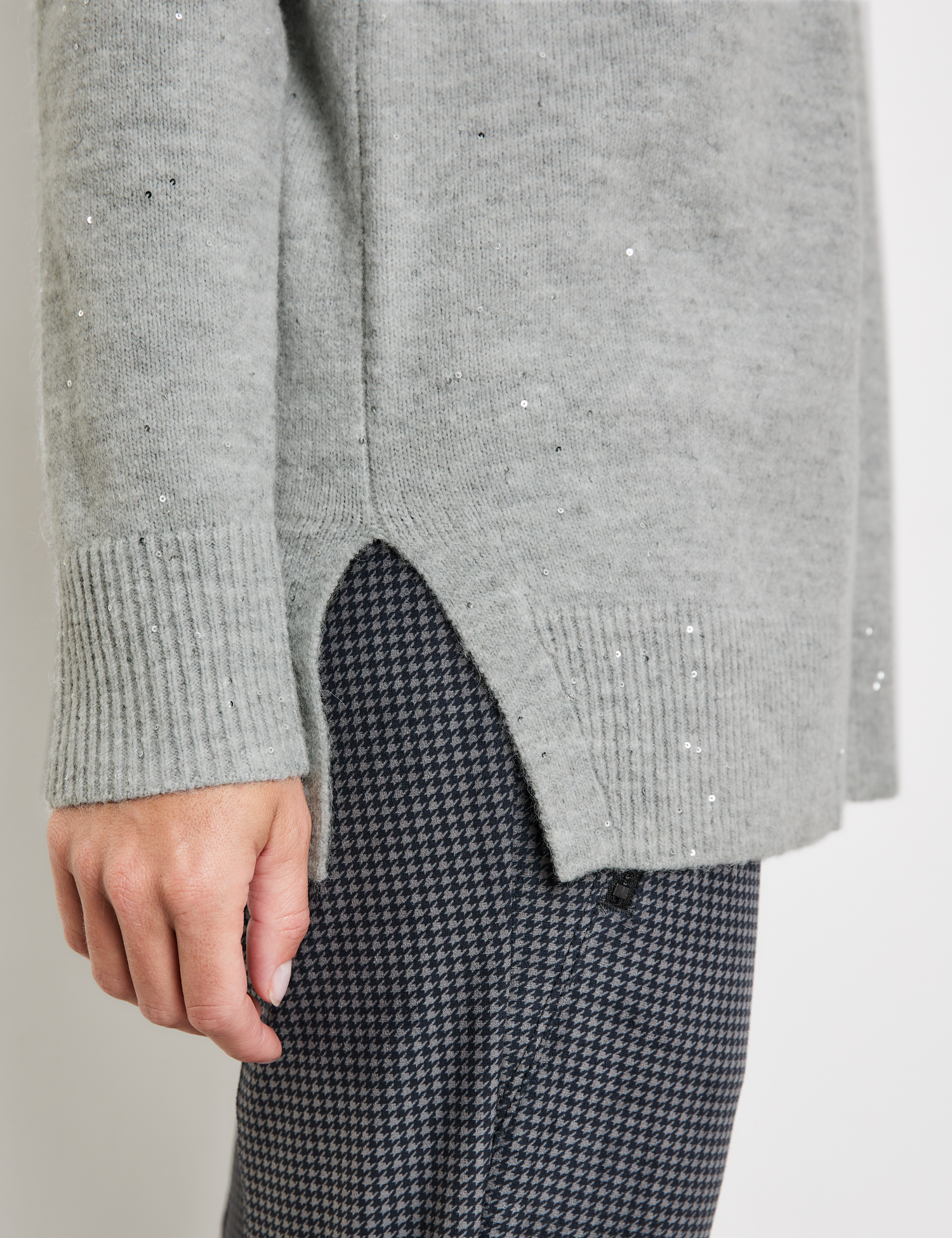 Strickjacke mit Glitzersteinen