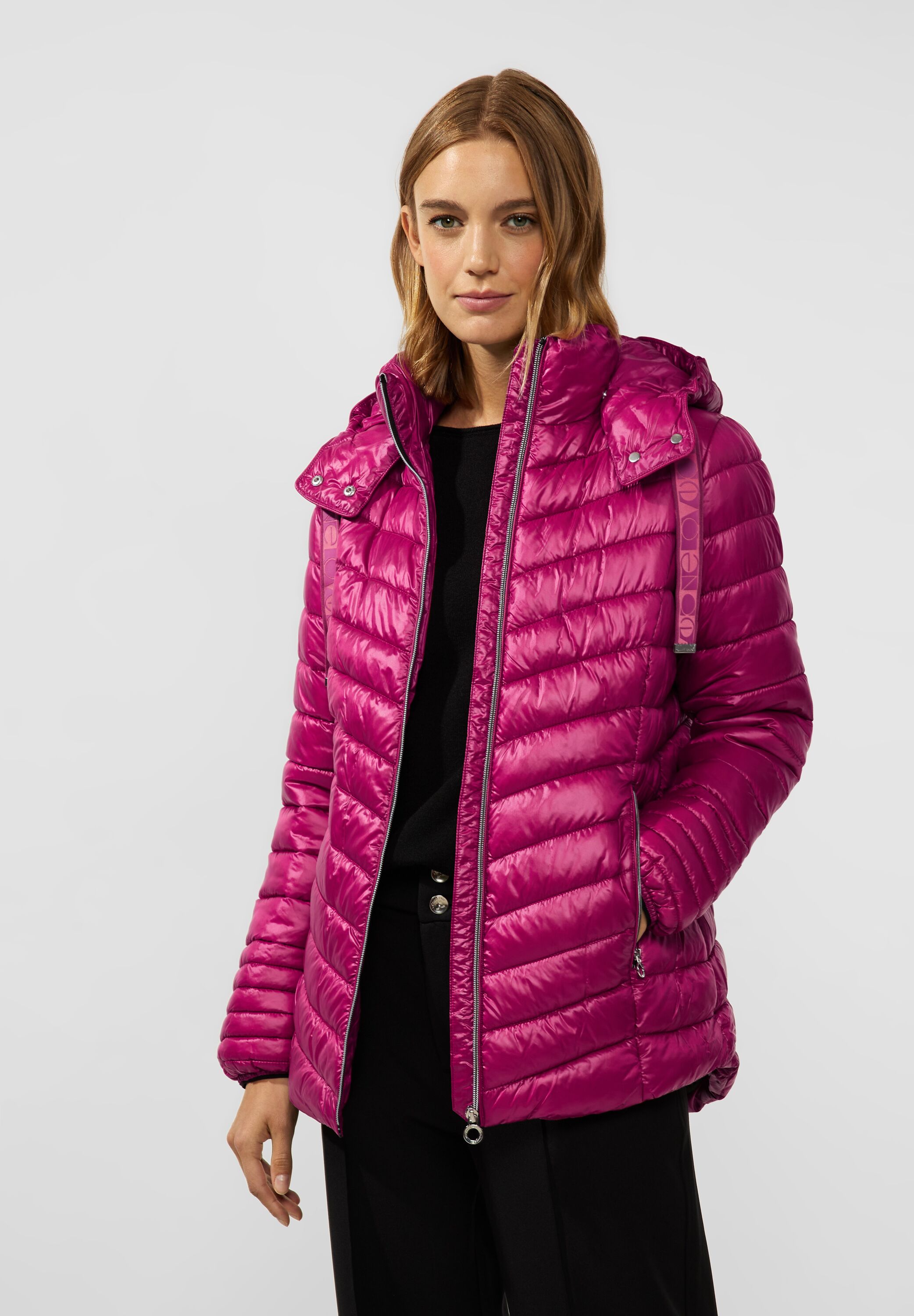 Kurze Steppjacke mit Kapuze