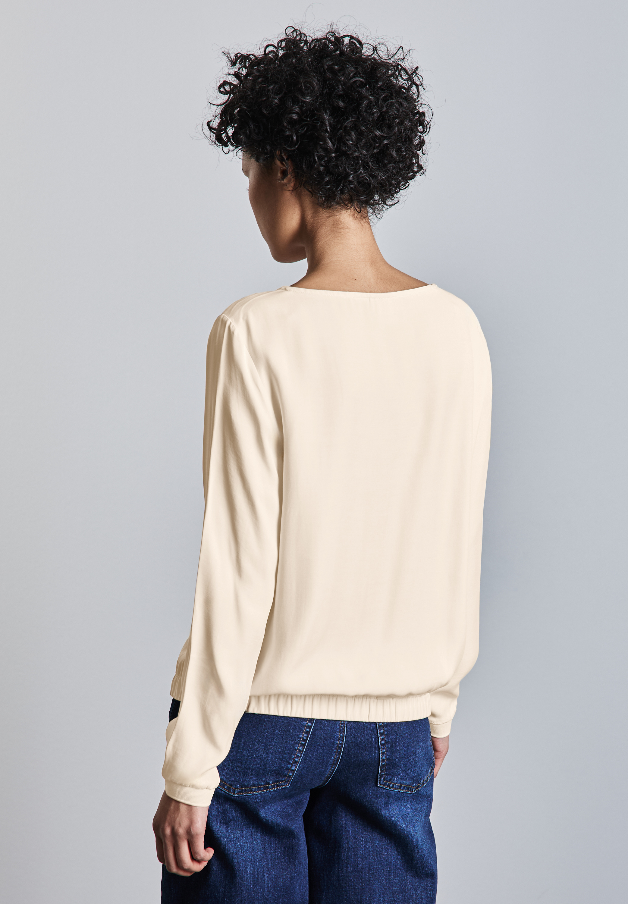 Bluse mit gerafftem Saum Bluse mit gerafftem Saum