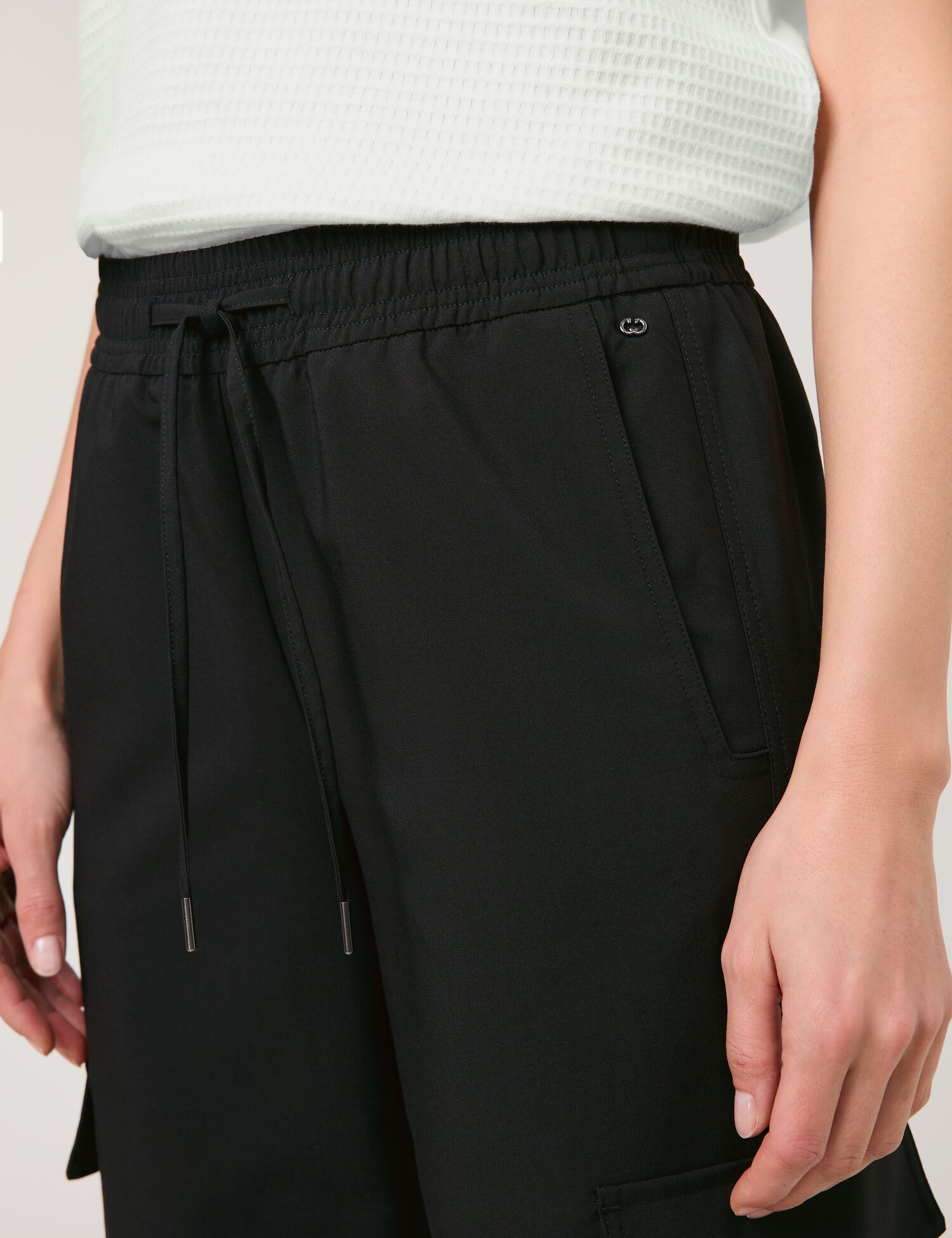 Fließende Schlupfhose mit Cargotaschen