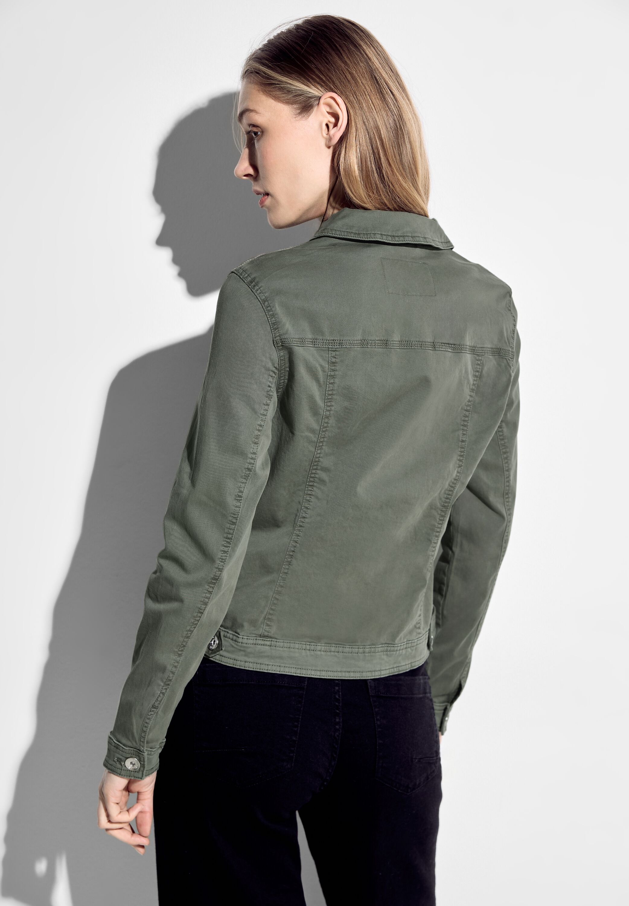Jeansjacke in Farbe
