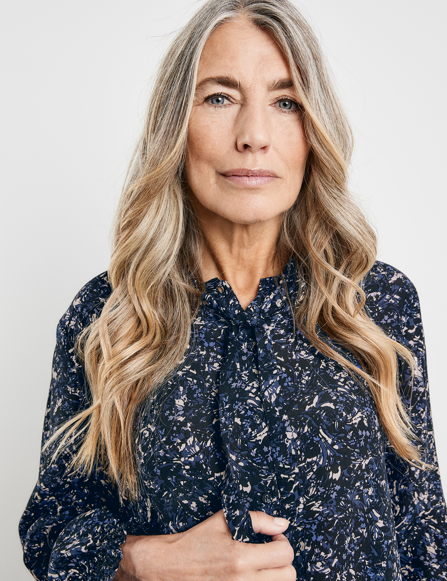 Bluse mit Schleifenkragen