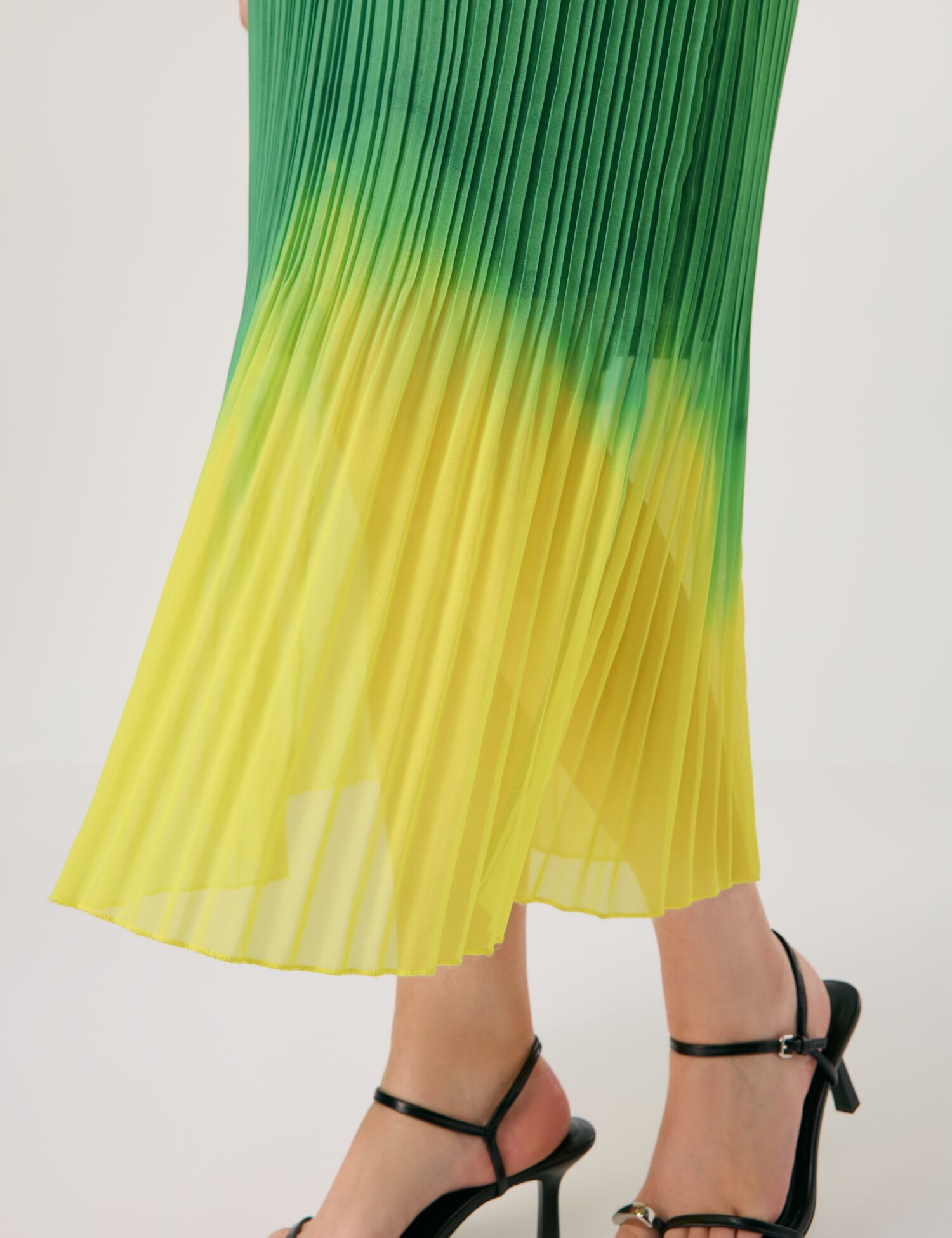 Ärmelloses Plisseekleid mit Farbverlauf