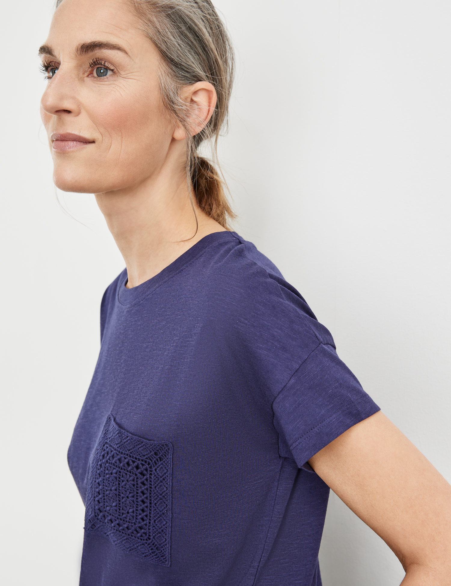 T-Shirt mit Brusttasche im Häkel-Look