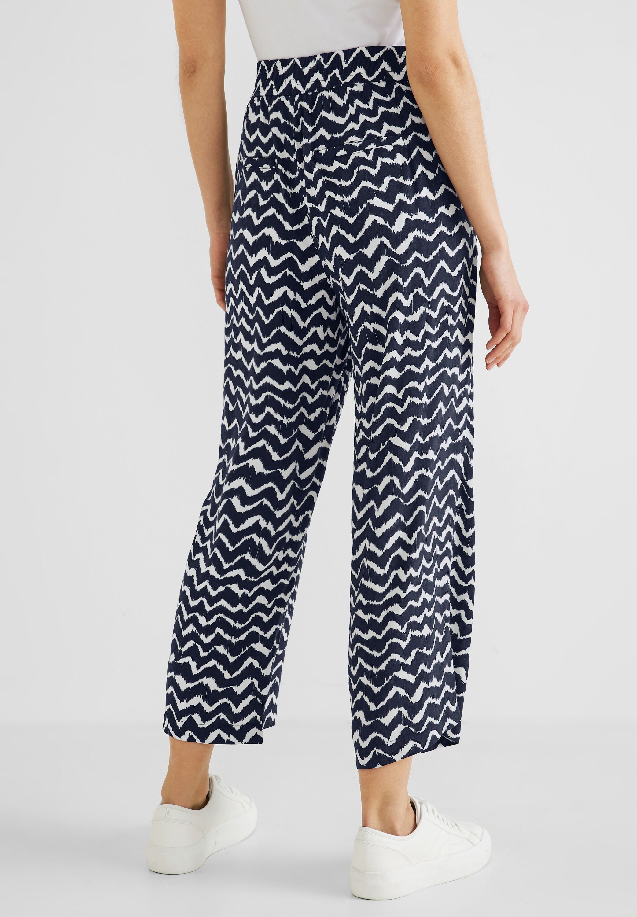 Loose Fit Hose mit Ikatprint