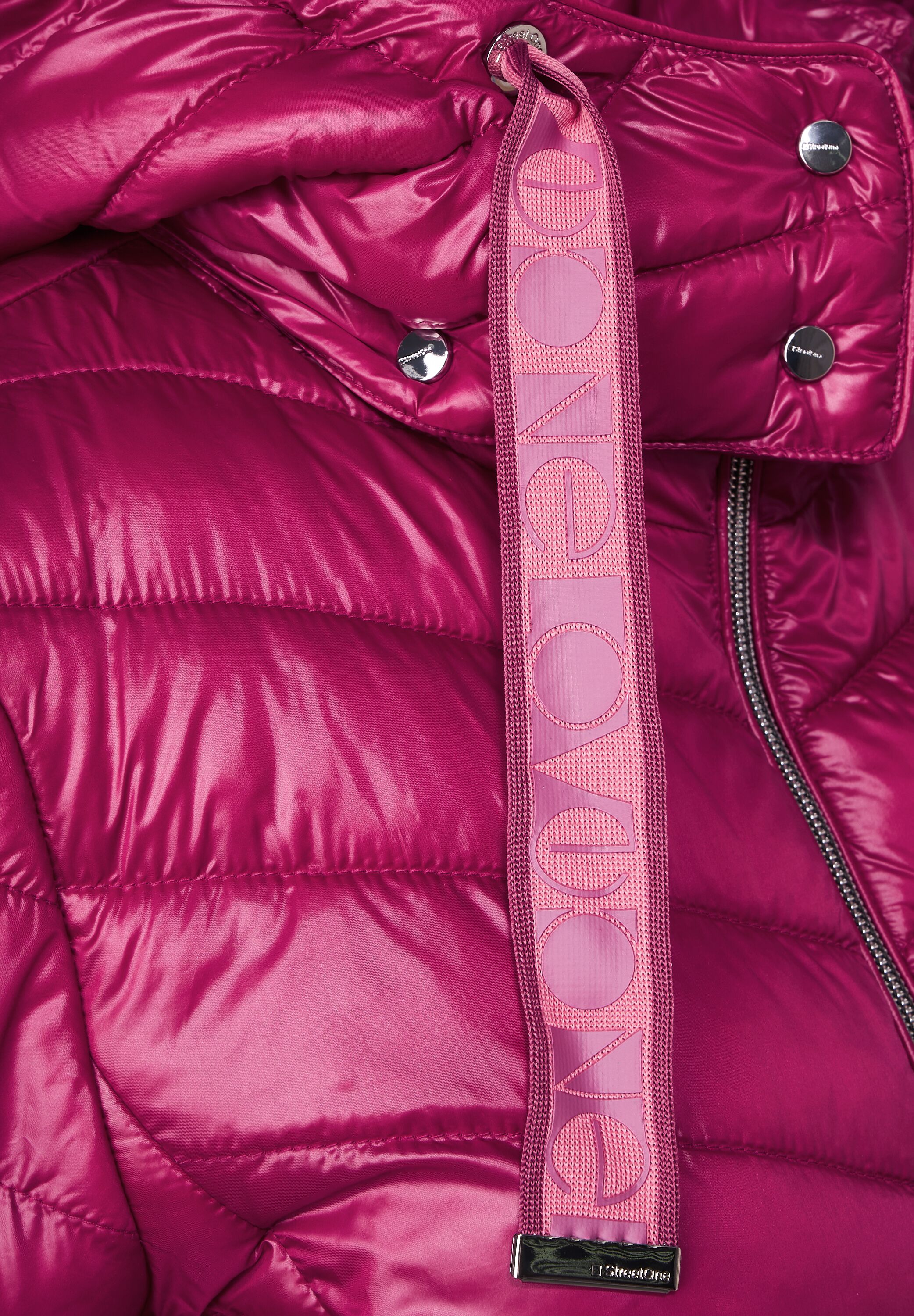 Kurze Steppjacke mit Kapuze