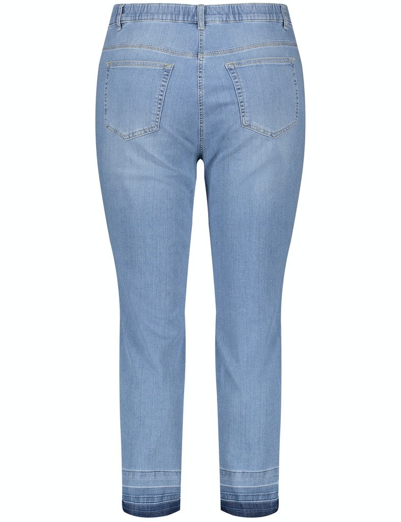 7/8 Betty Jeans mit ausgefransten Säumen