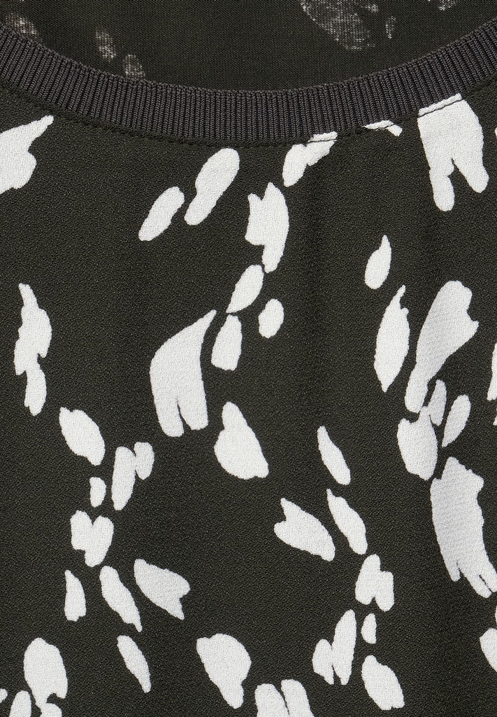 T-Shirt im Materialmix