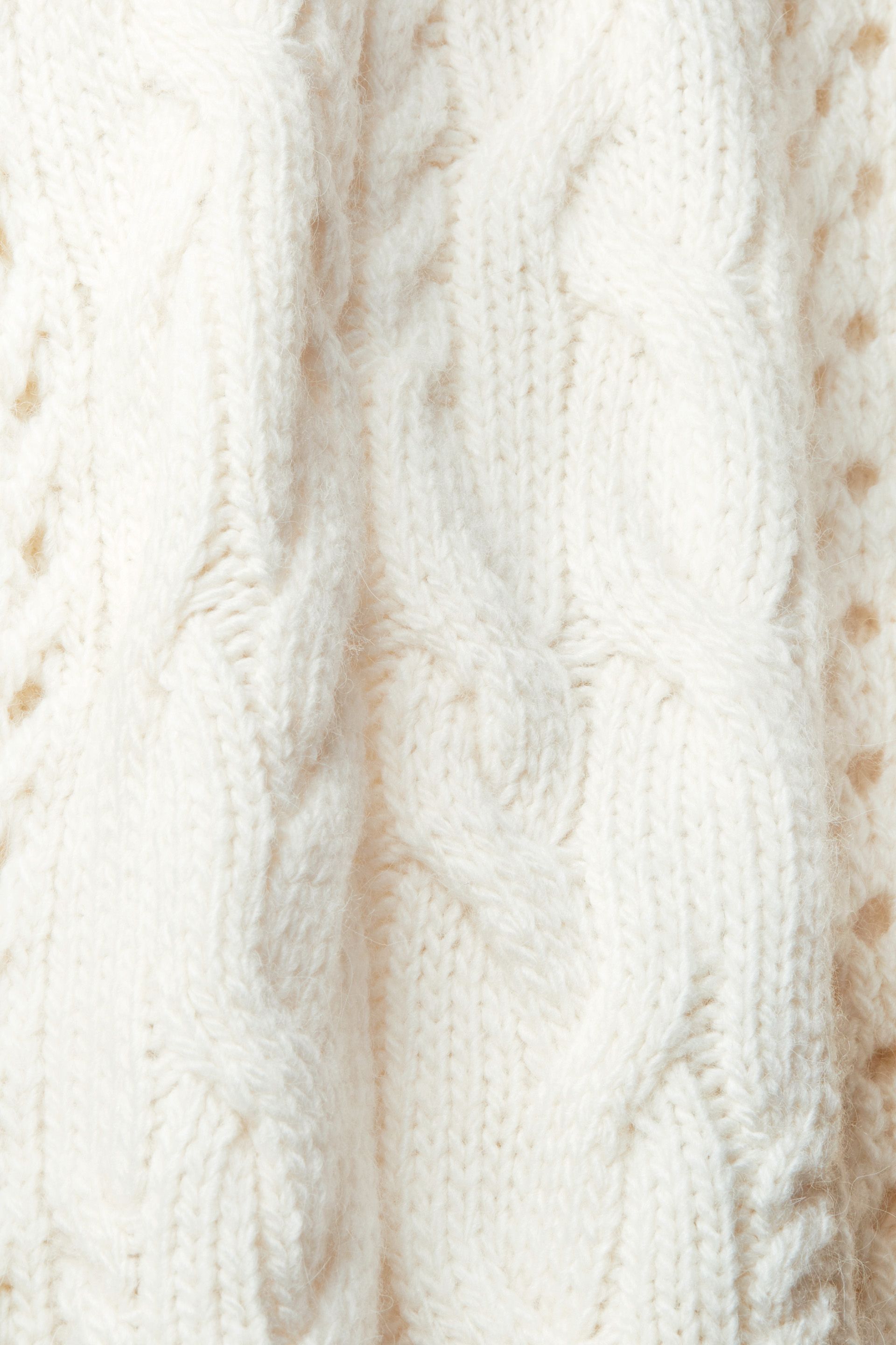 Pullover mit Zopf-Muster