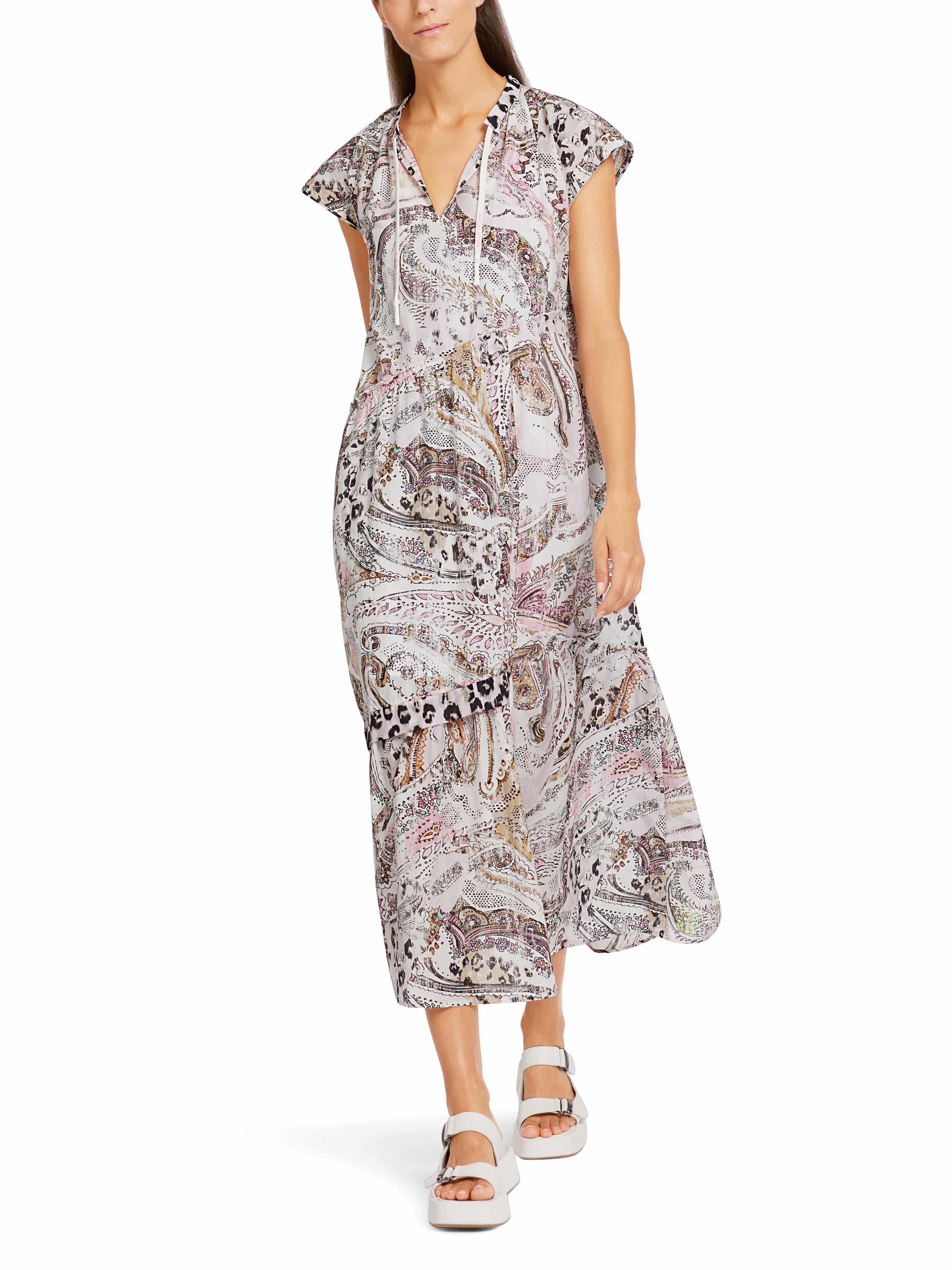 Kleid mit asymmetrischen Stufen