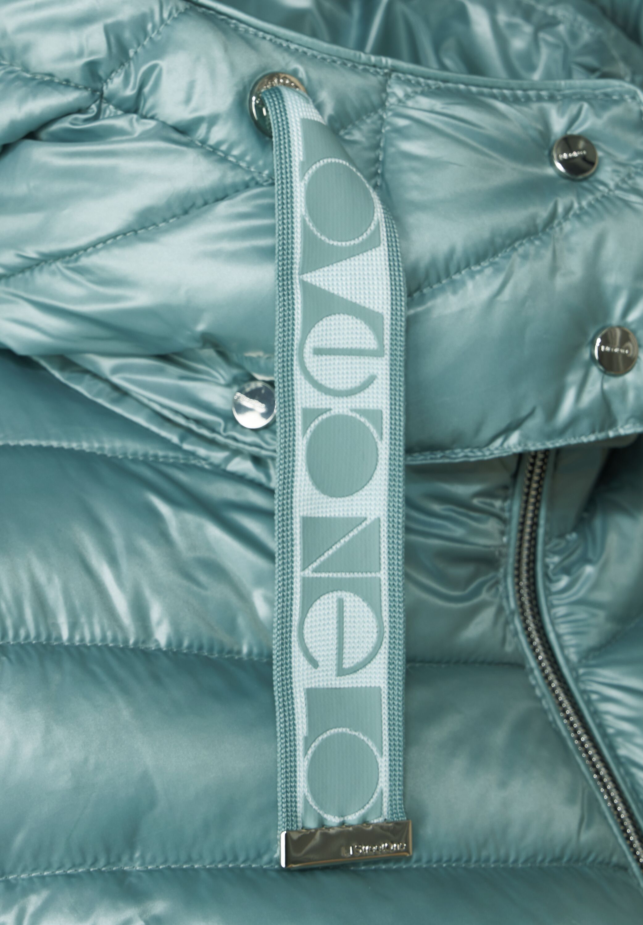 Kurze Steppjacke mit Kapuze