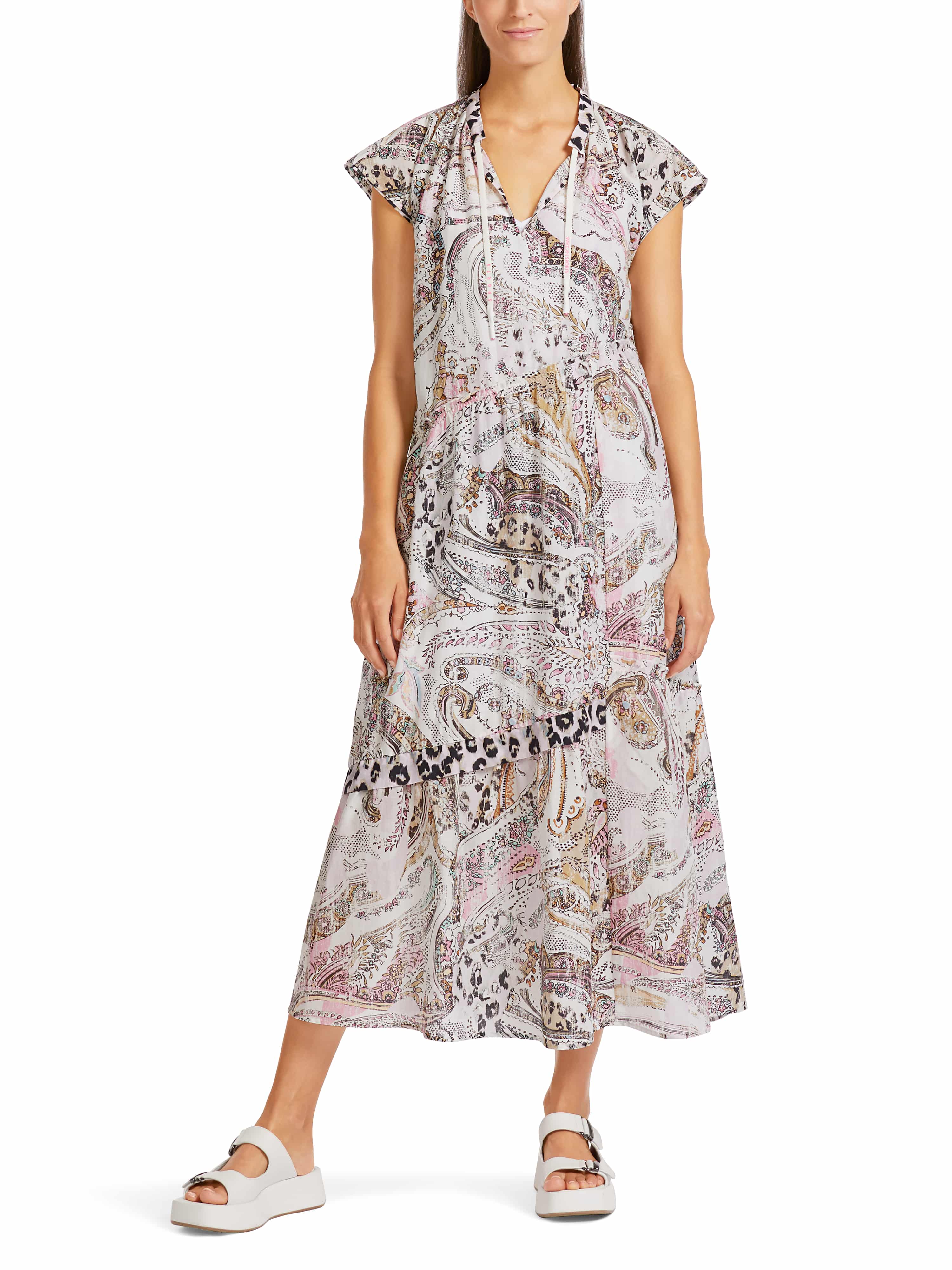 Kleid mit asymmetrischen Stufen