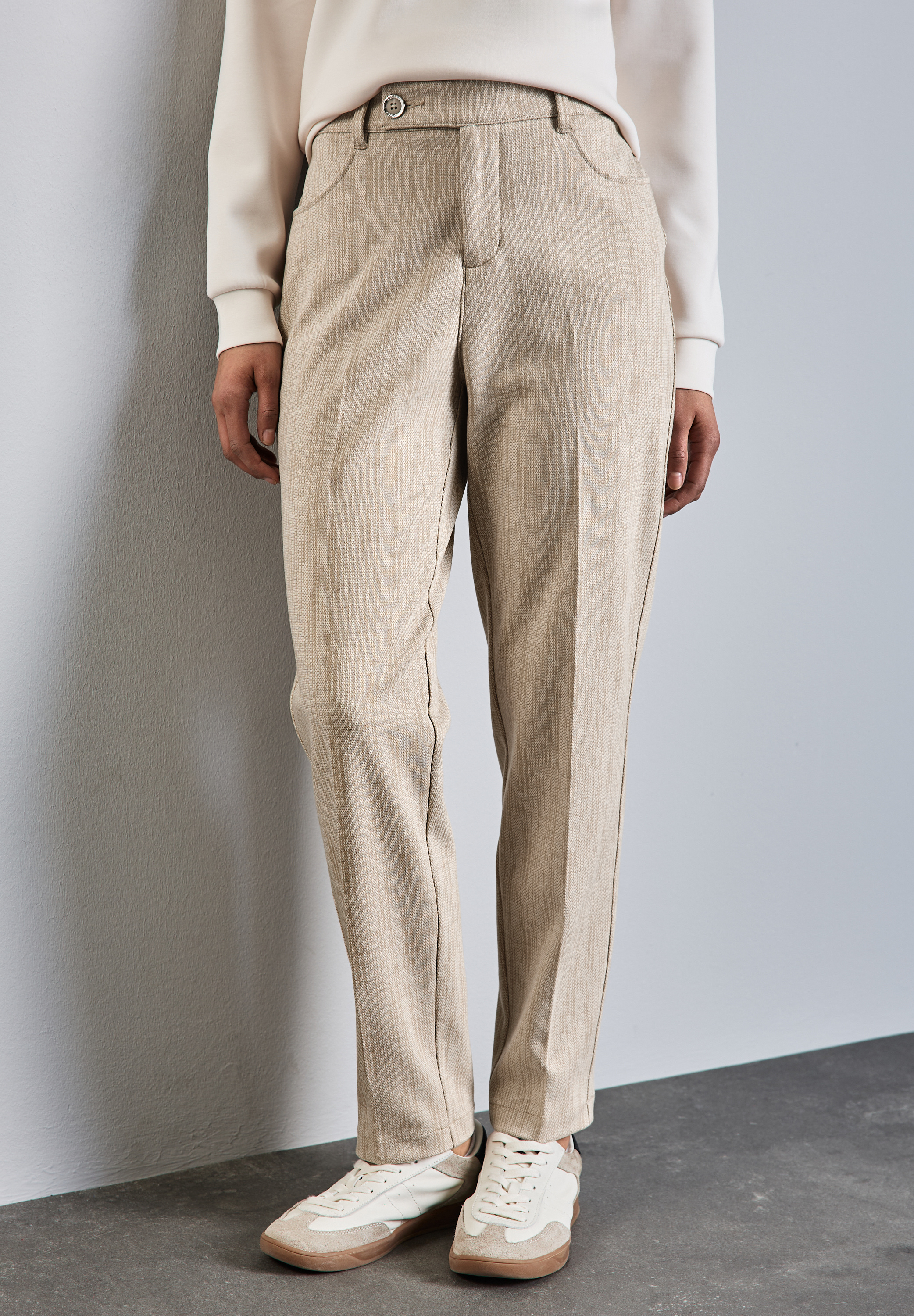 Chino mit Knopfdetail