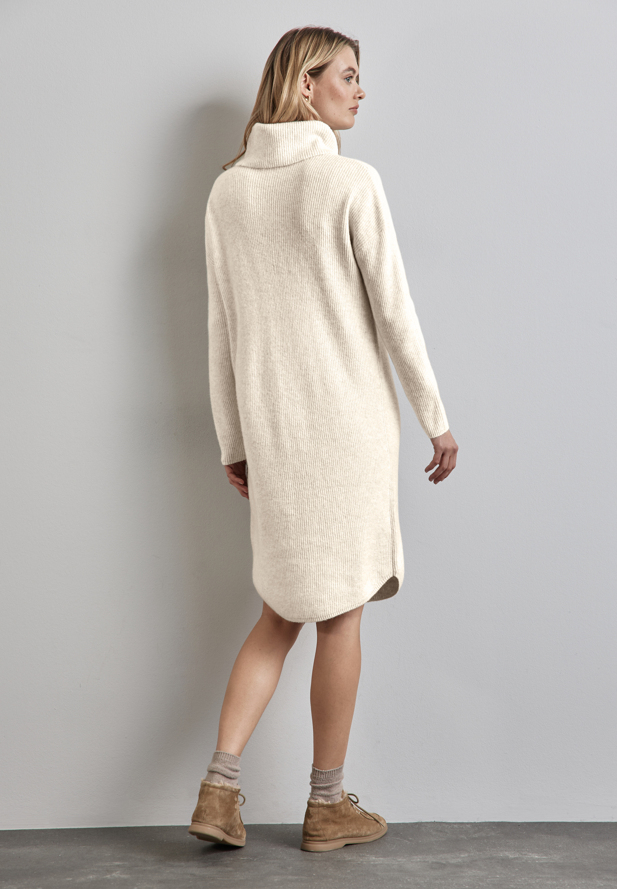 Kleid mit Rollkragen