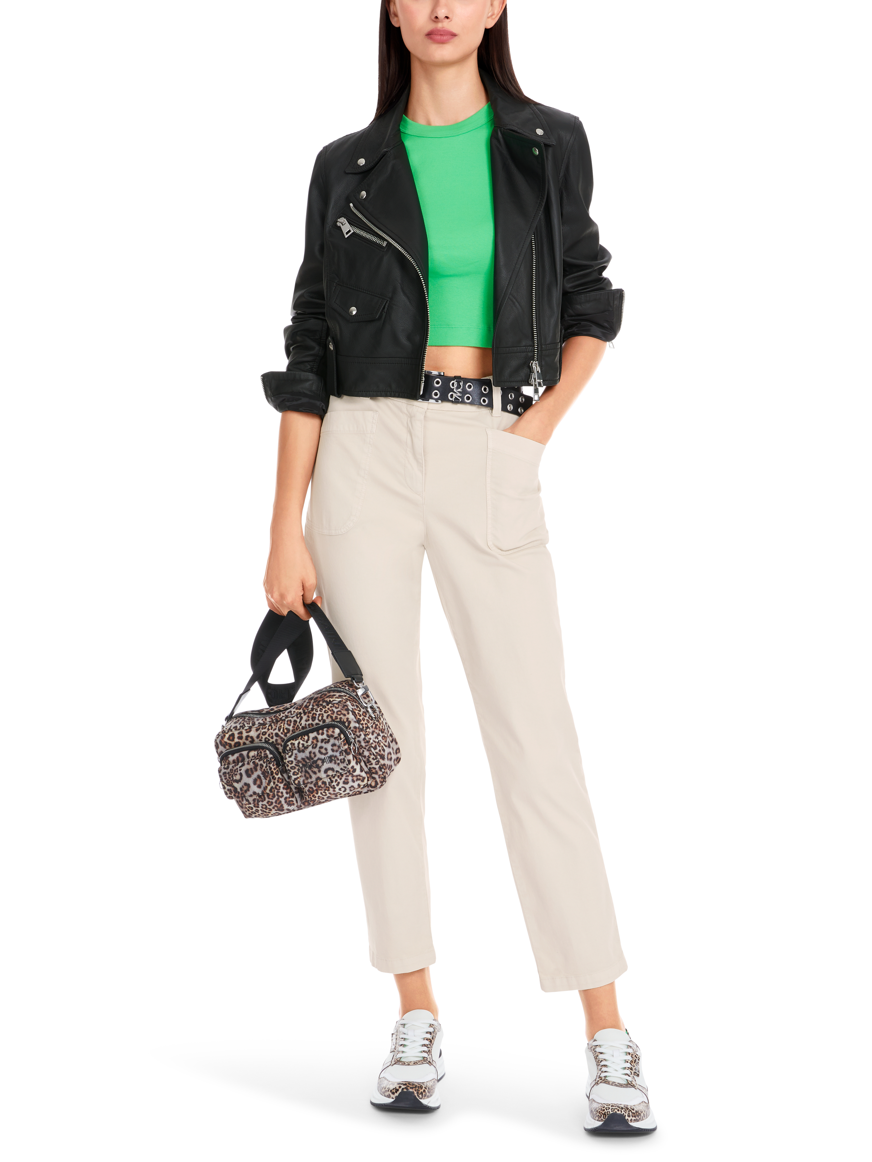 Kurze Lederjacke im Bikerstyle