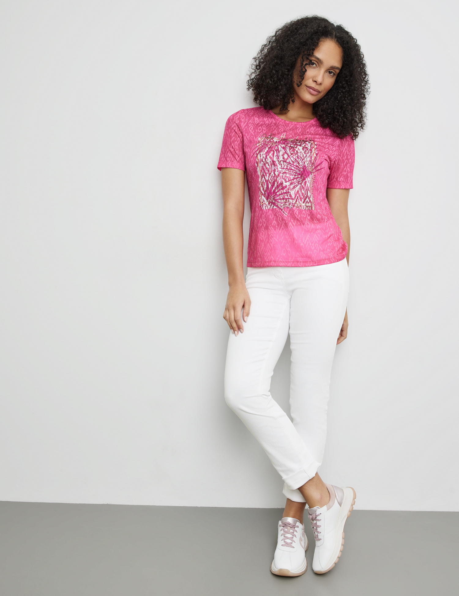 Gemustertes T-Shirt mit Frontprint