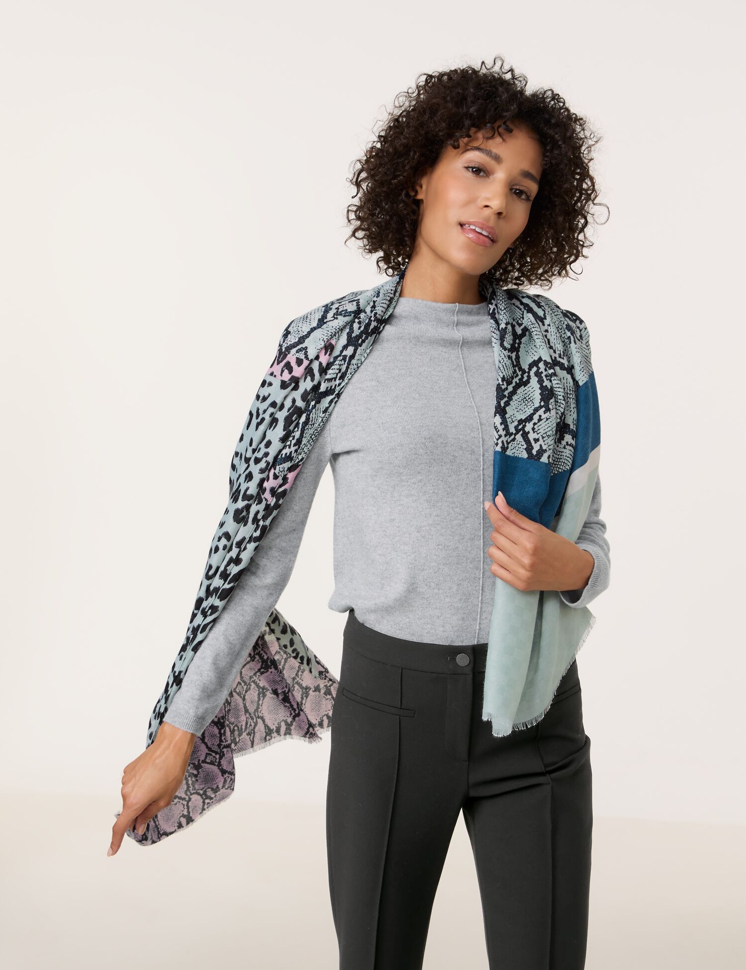Feiner Schal mit Muster-Patch