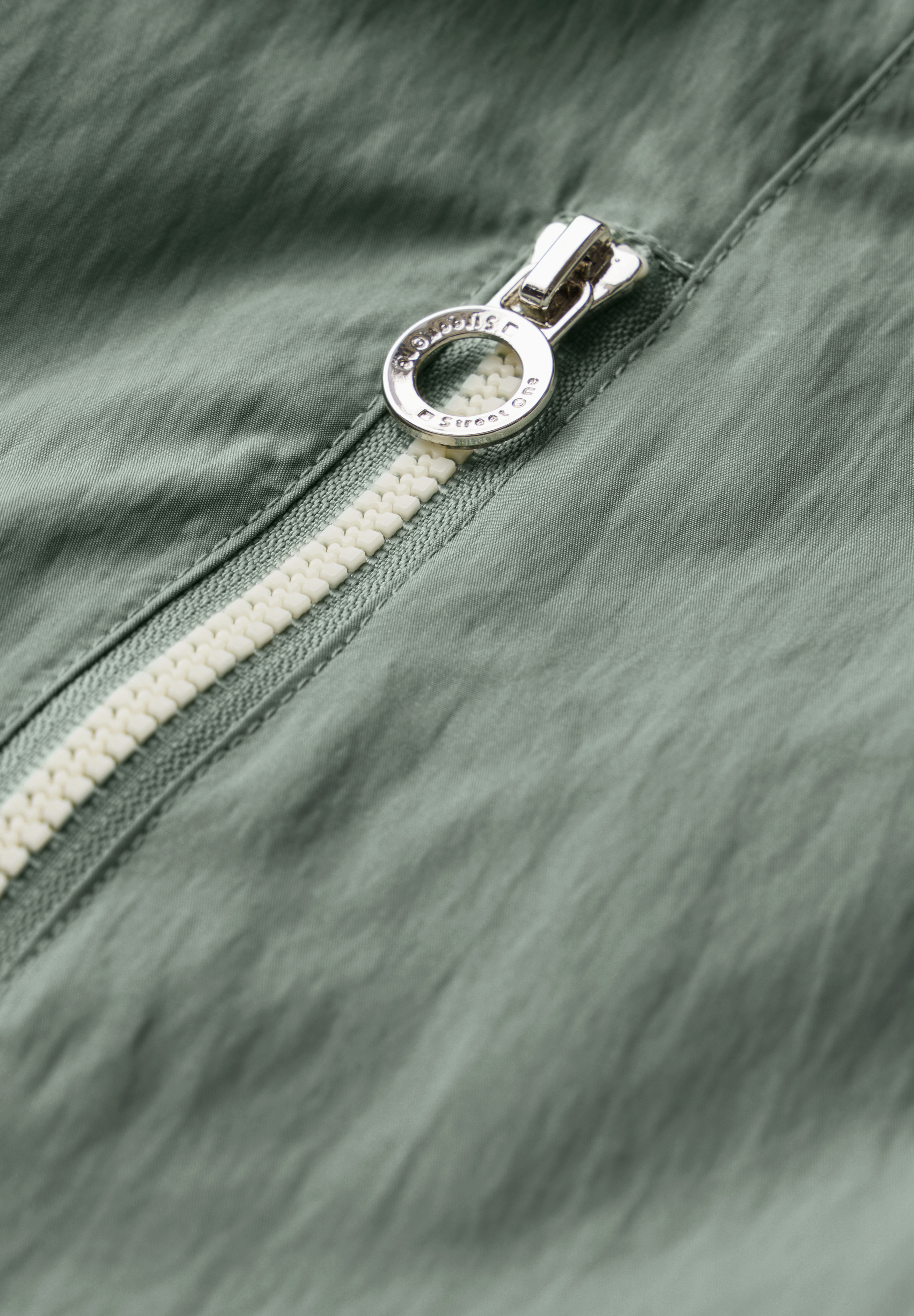Moderner Windbreaker