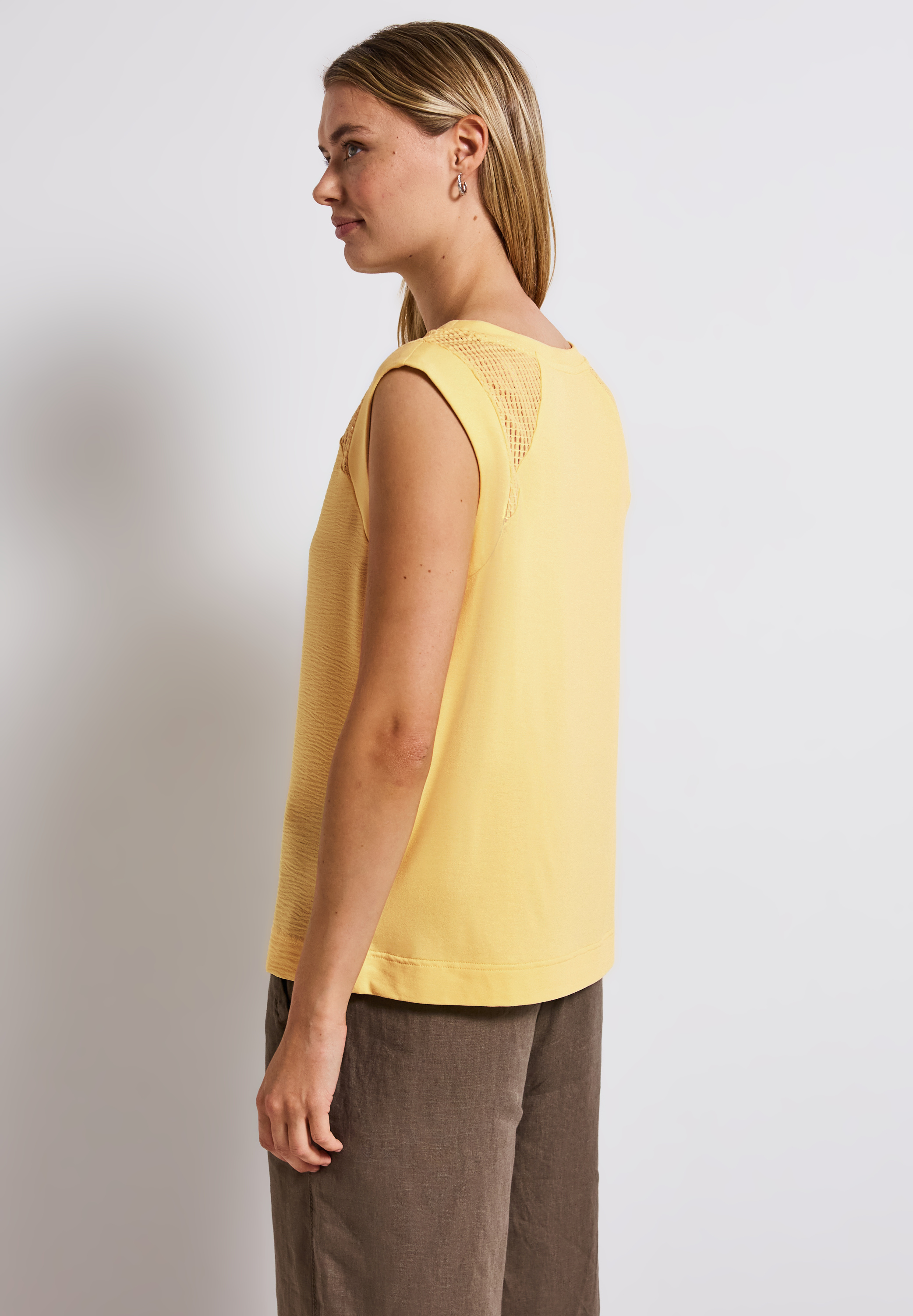 Top mit Mesh-Details