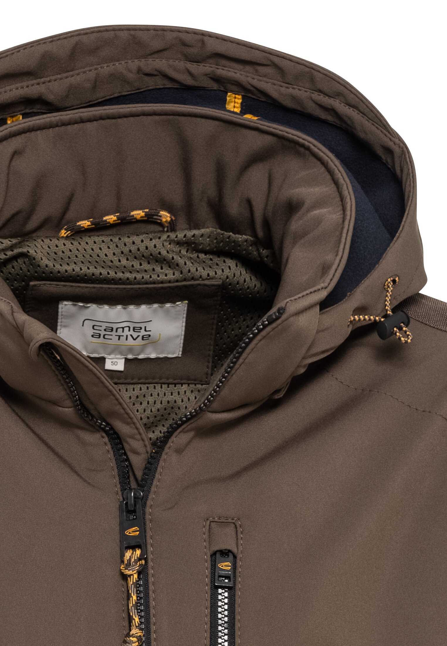Softshelljacke mit abnehmbarer Kapuze